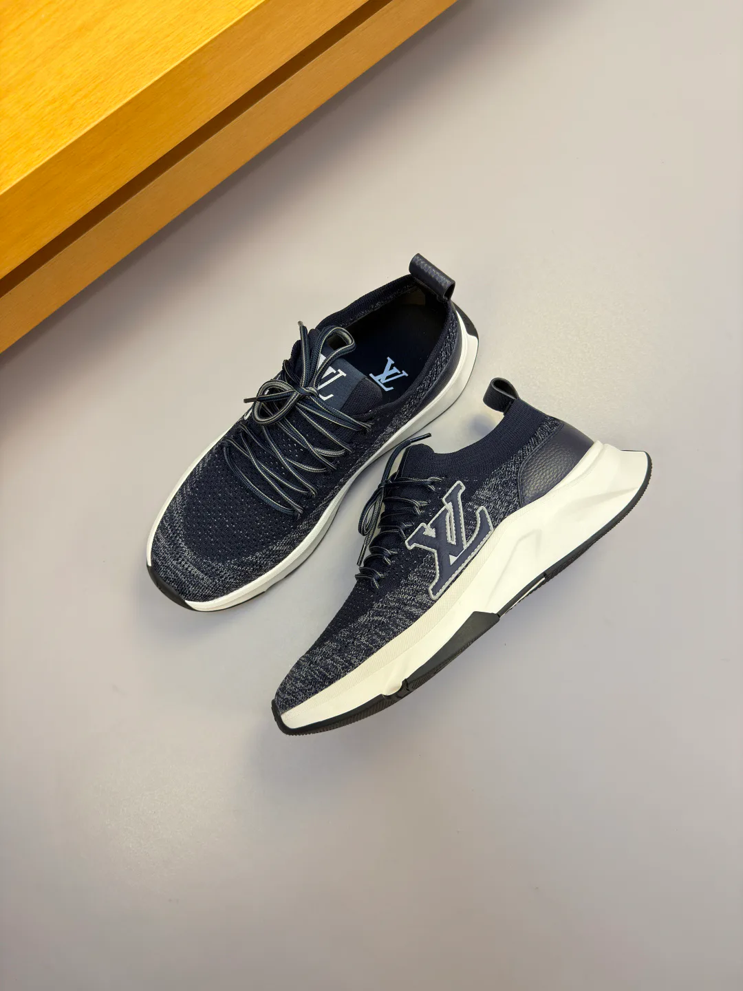 Men's Sneakers LOUIS VUITTON 18142544