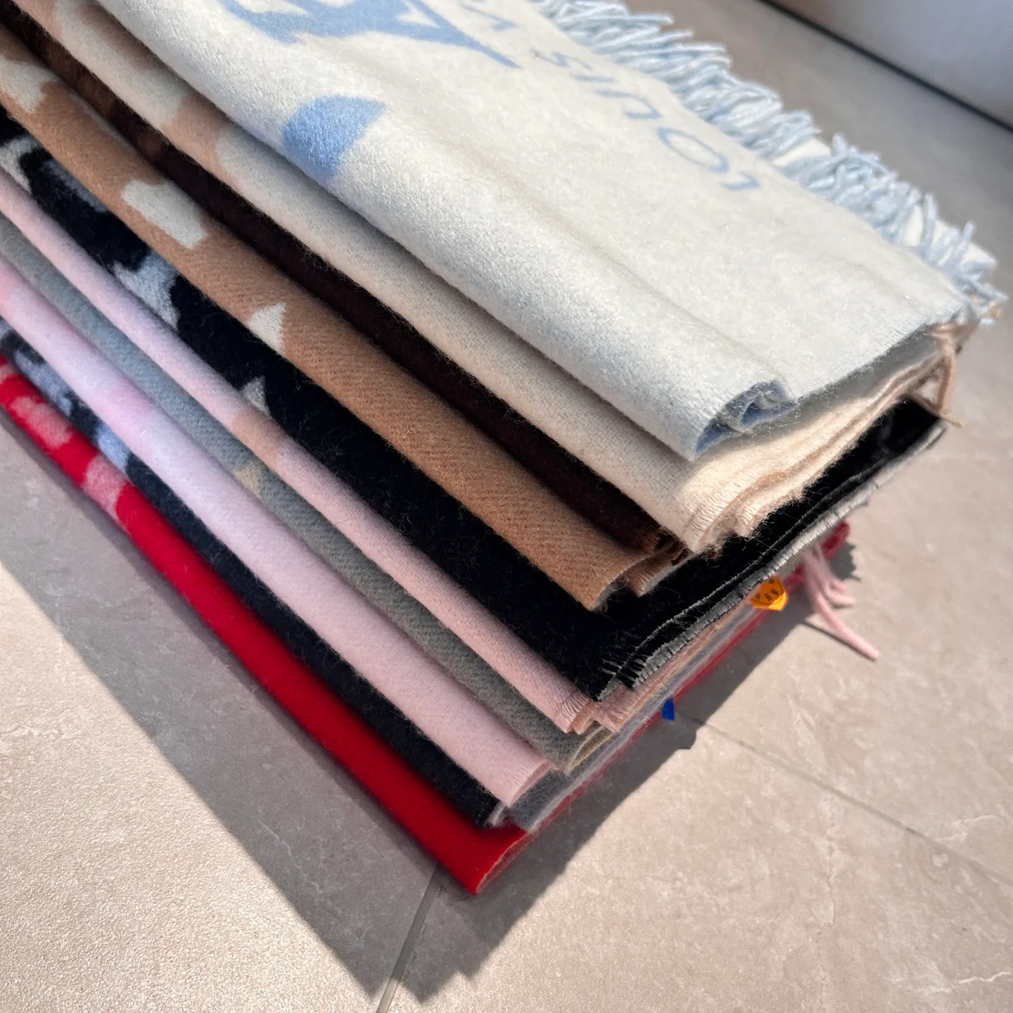 Scarves LOUIS VUITTON 18507447