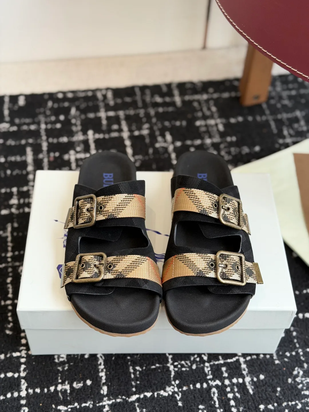 Women's Flip-Flops BURBERRY 17075329
