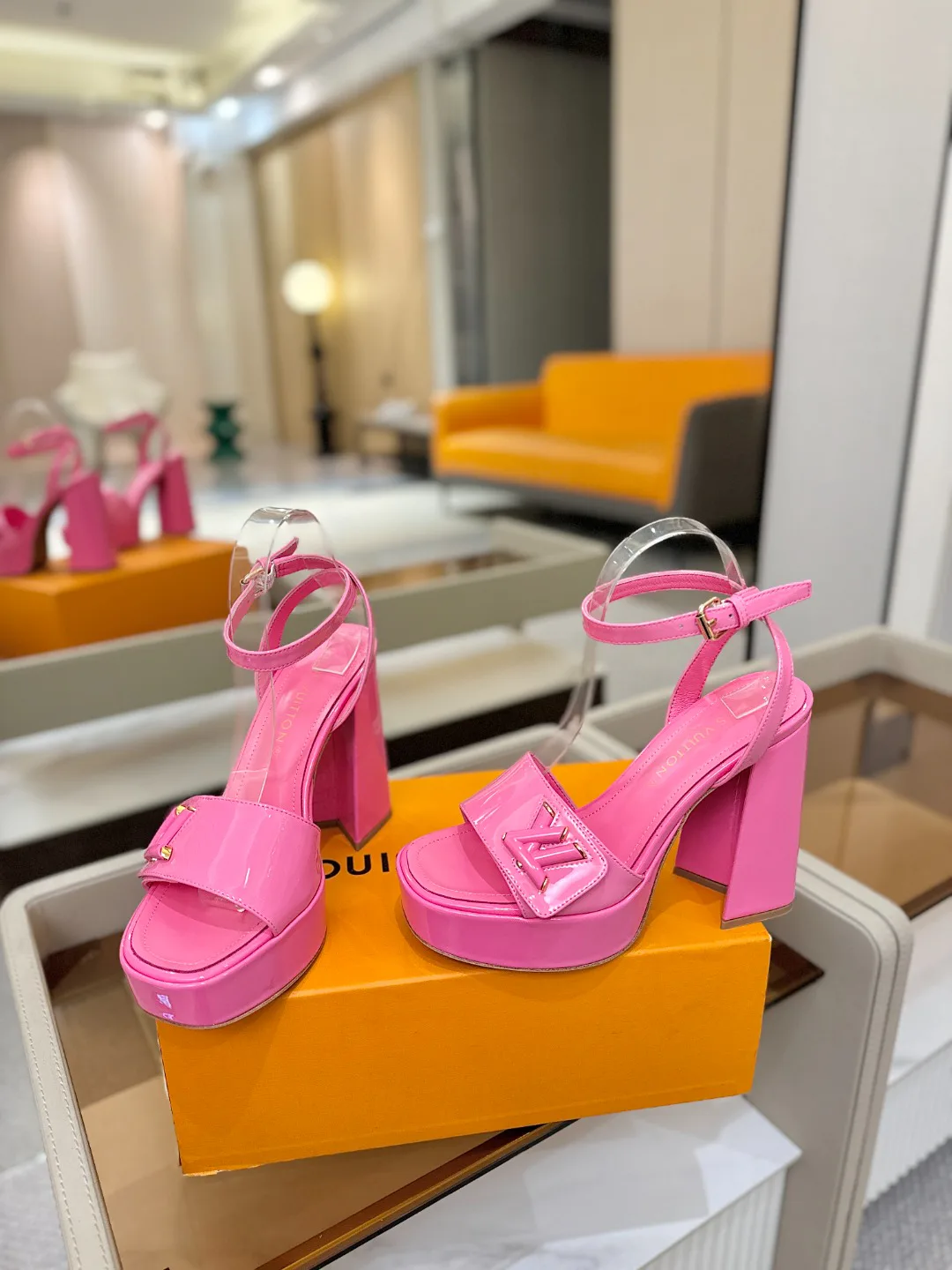 Women's Open-Toe Sandals LOUIS VUITTON 17946859
