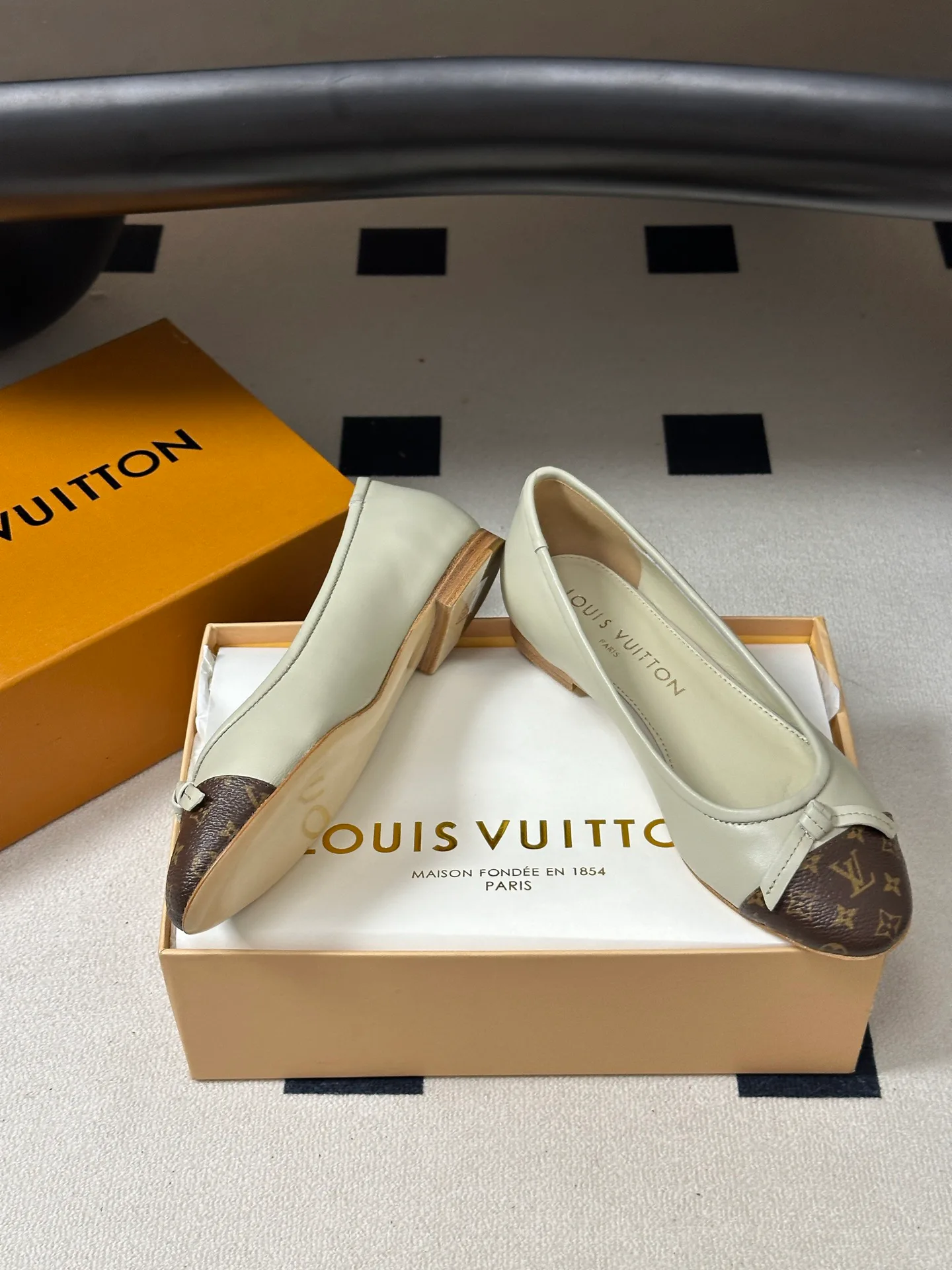 Women's Ballet Flats LOUIS VUITTON 18049404