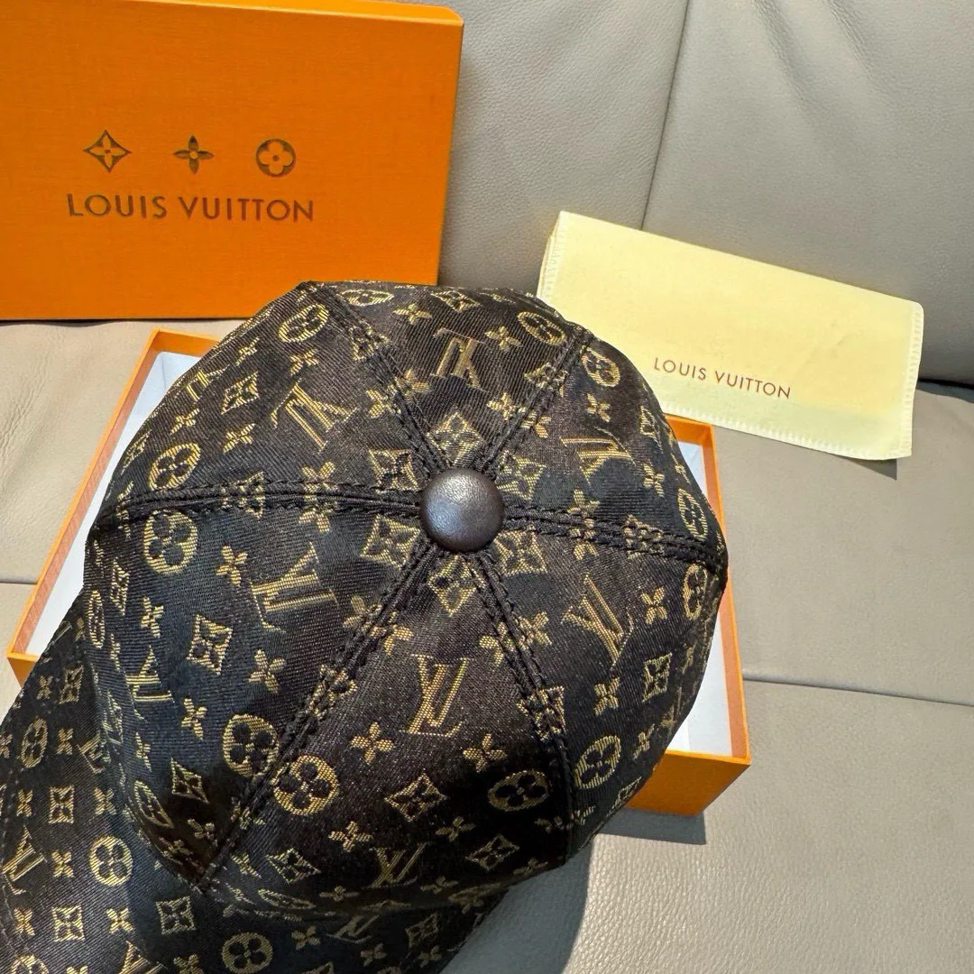 Hats LOUIS VUITTON 18347072