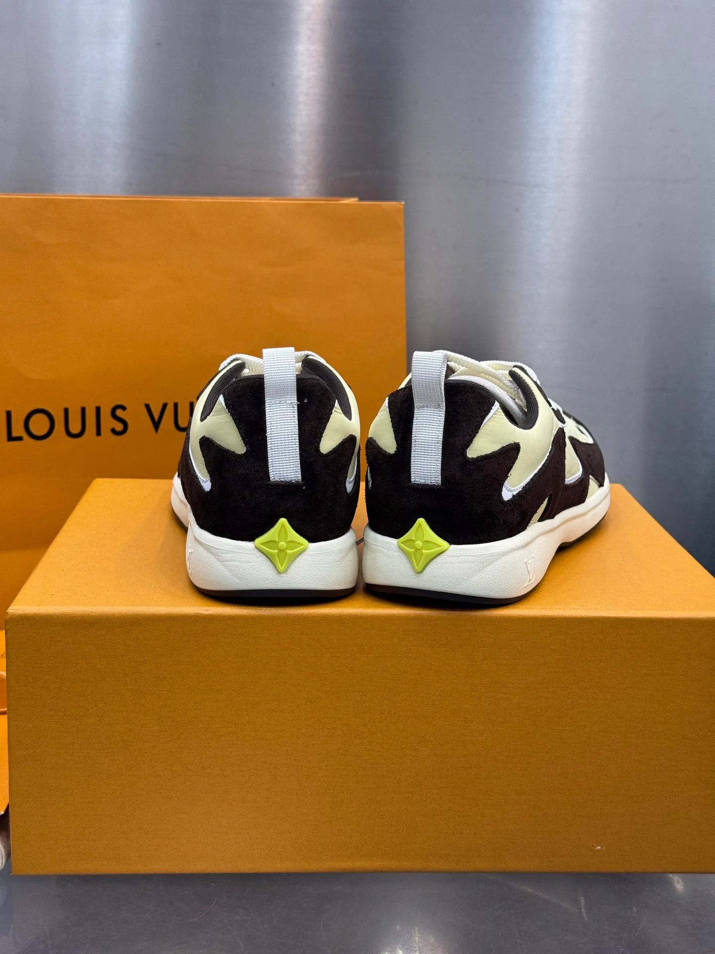 Men's Sneakers LOUIS VUITTON 18202636