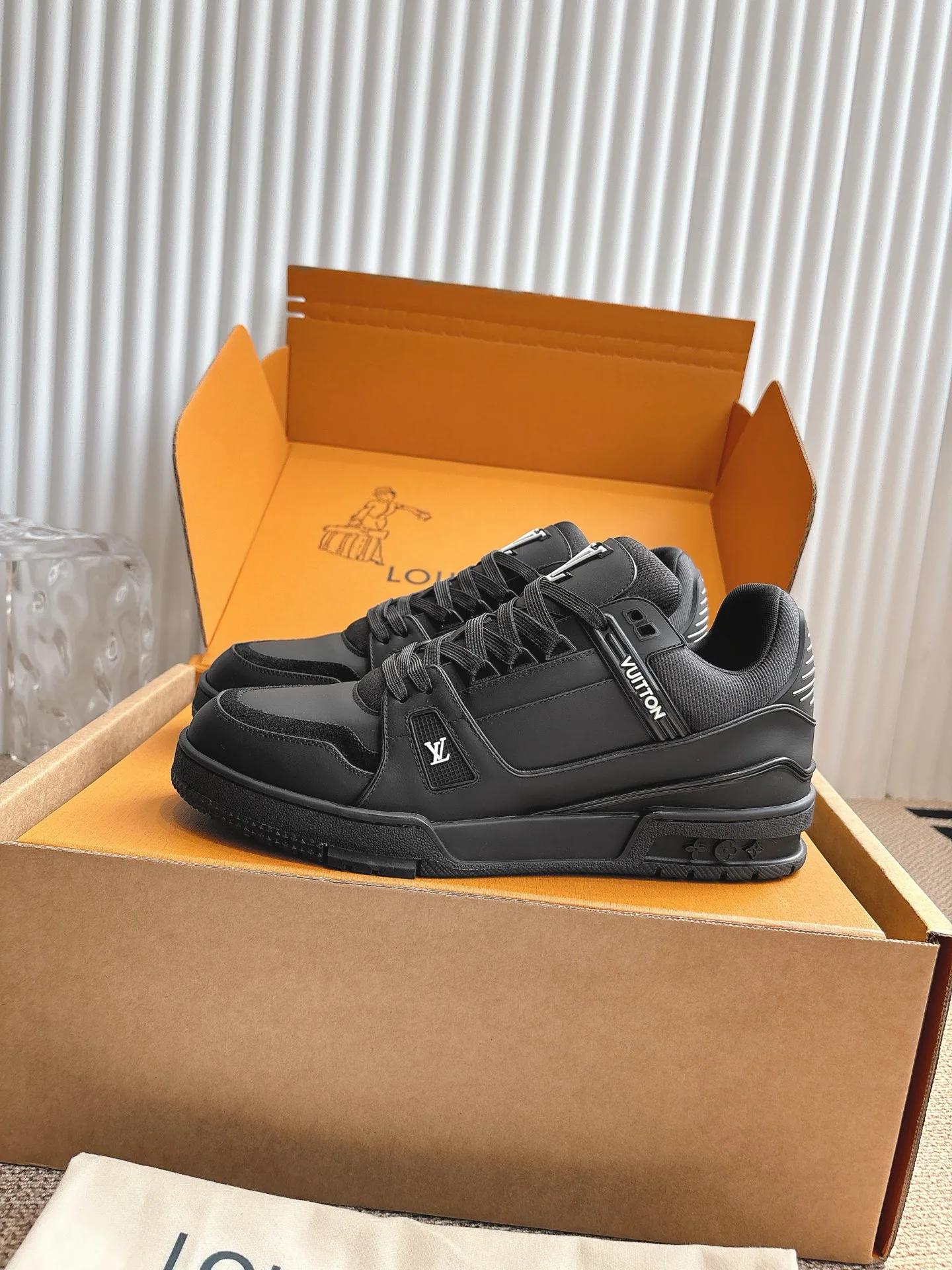 Women's Sneakers LOUIS VUITTON 18324746