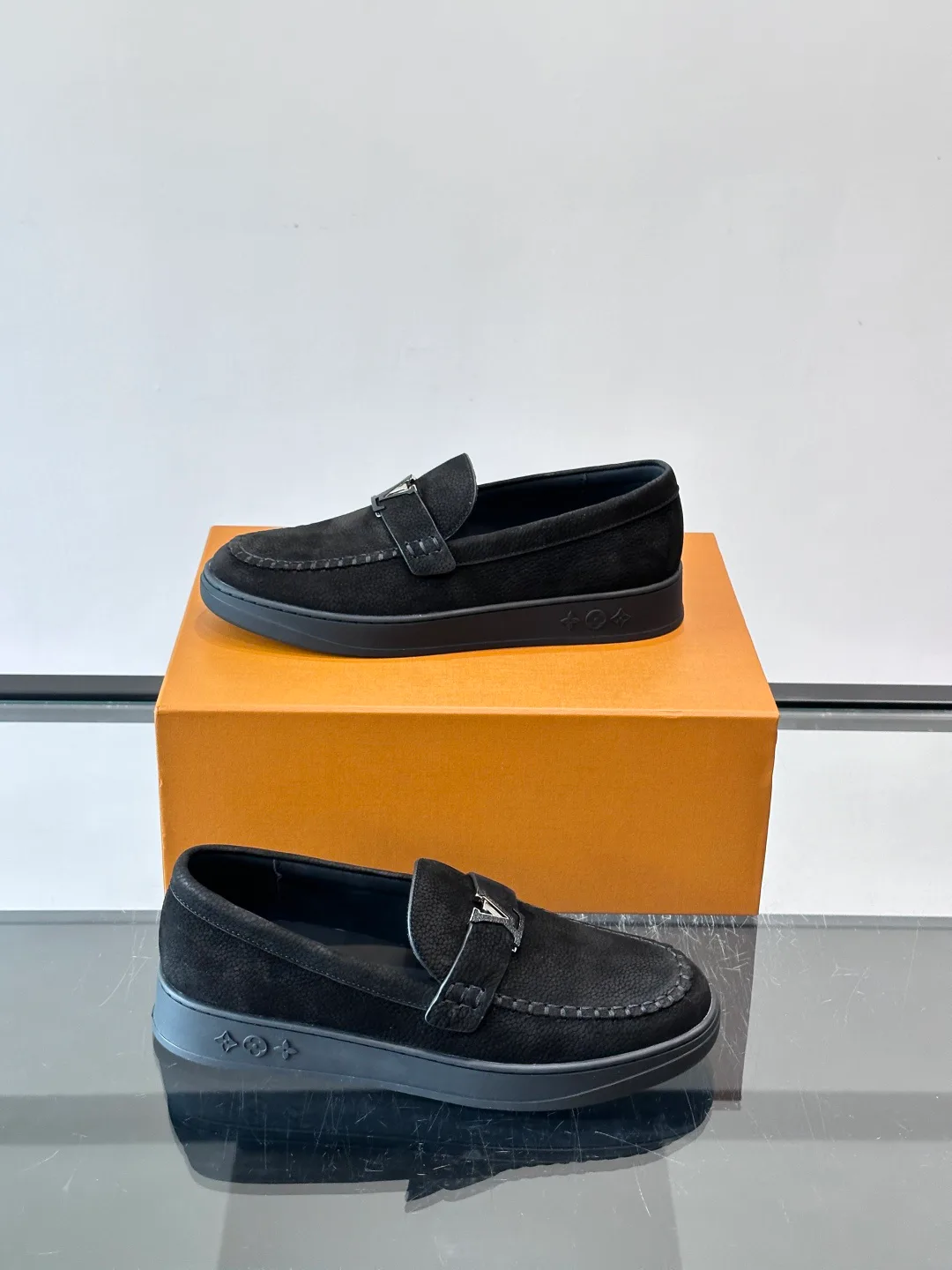 Men's Loafers And Dress Shoes LOUIS VUITTON 17411068