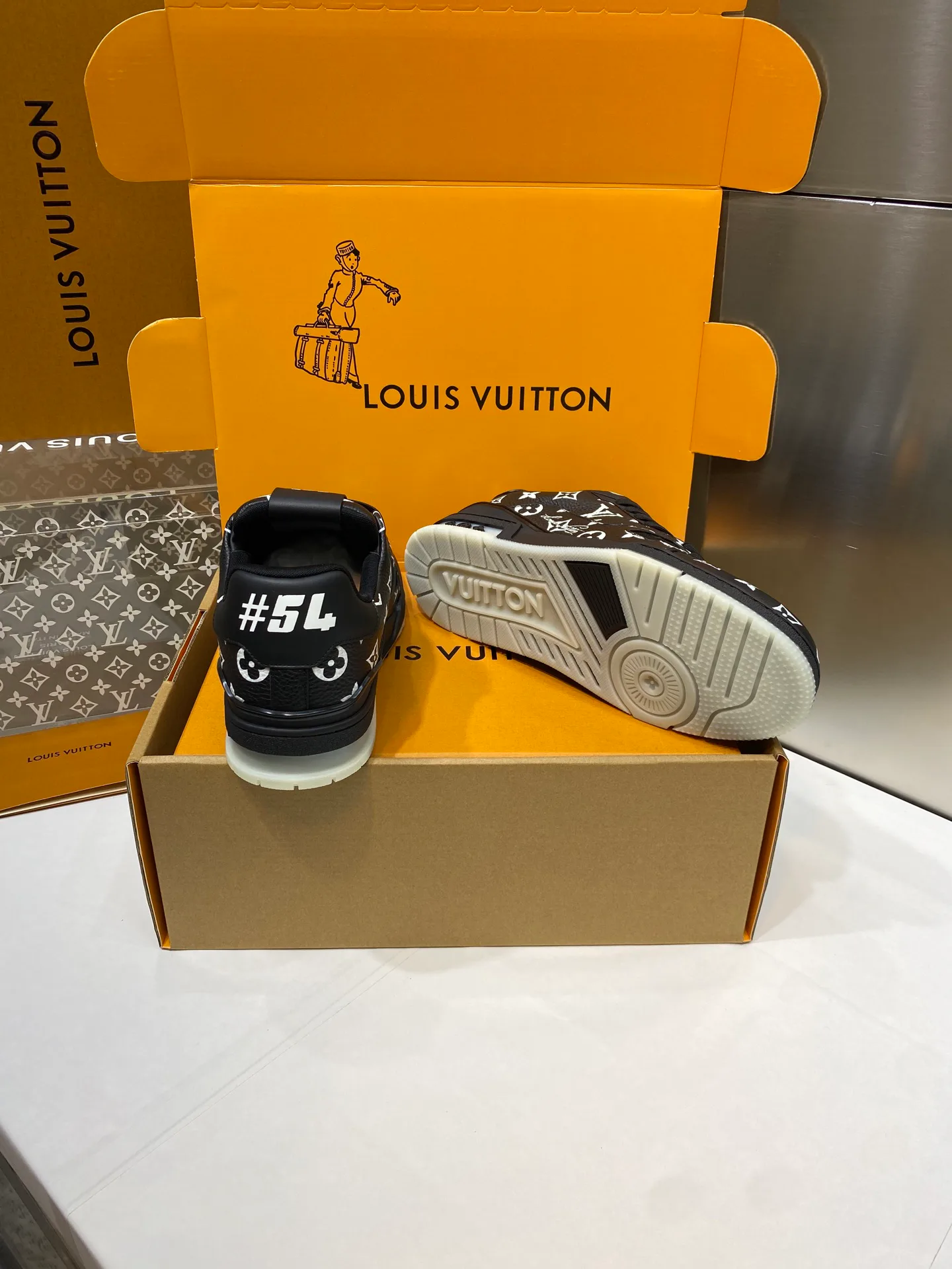 Women's Sneakers LOUIS VUITTON 17969035