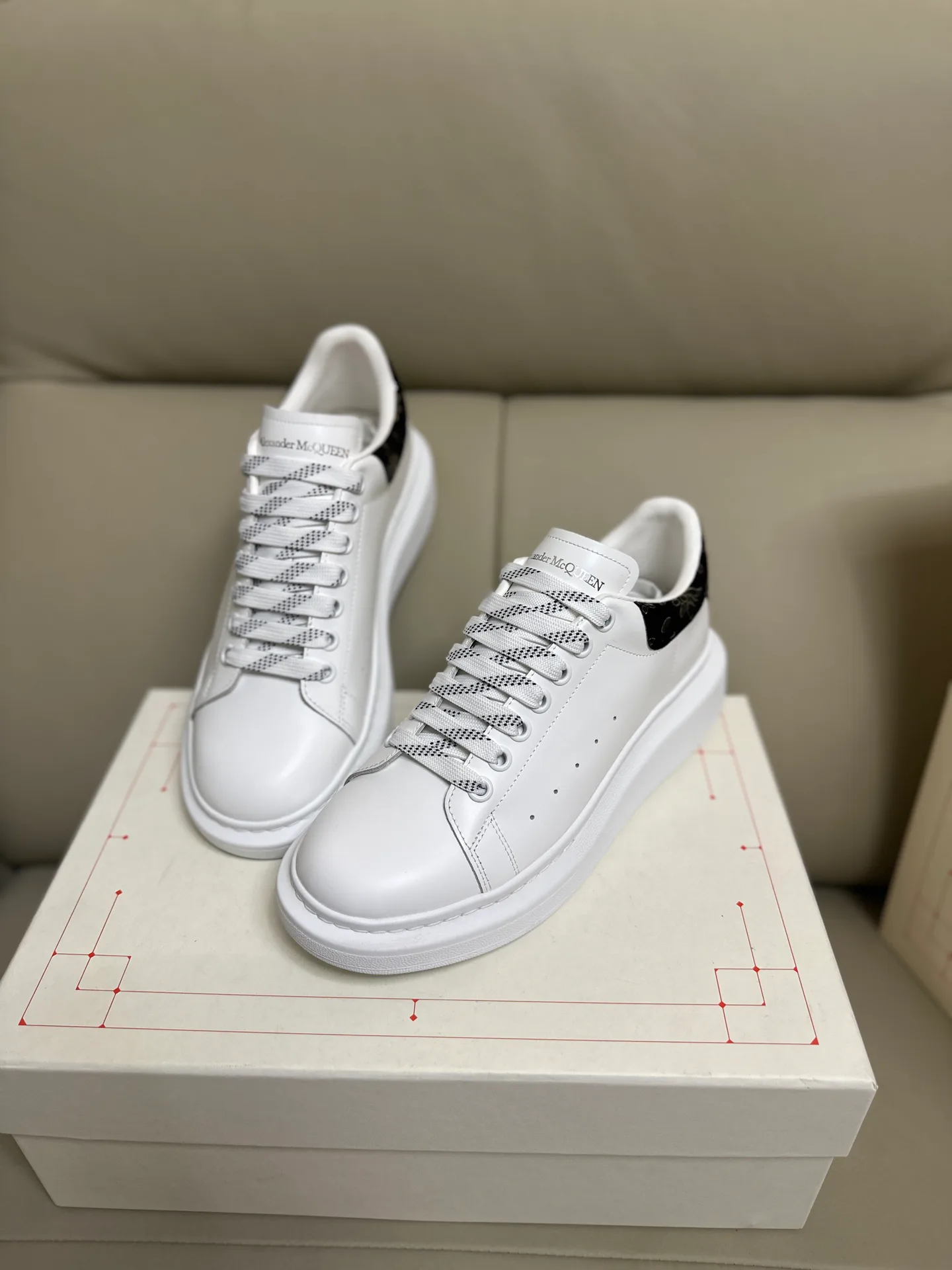 Кроссовки Женские Alexander Mcqueen 18616713