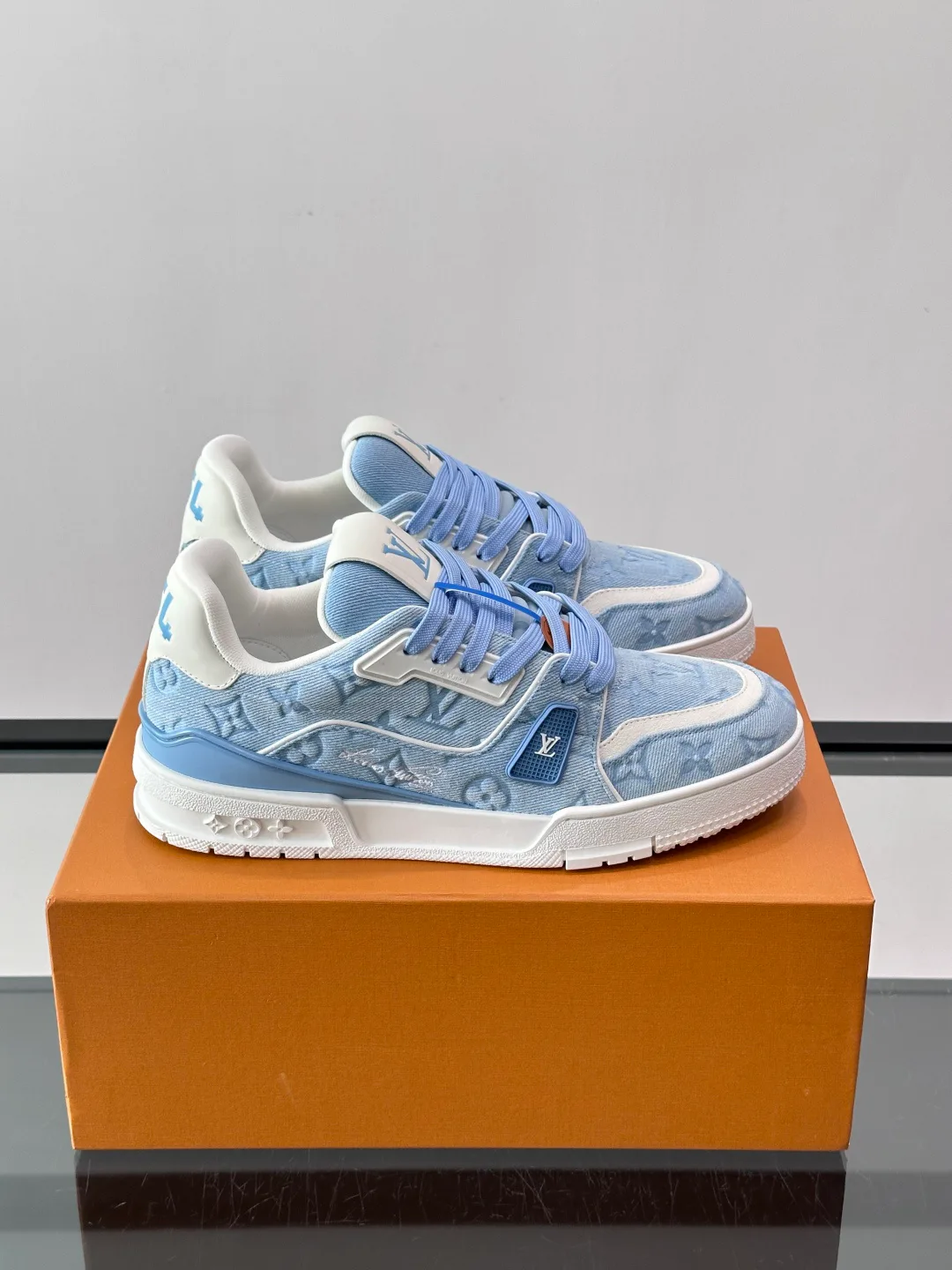 Men's Sneakers LOUIS VUITTON 18142182