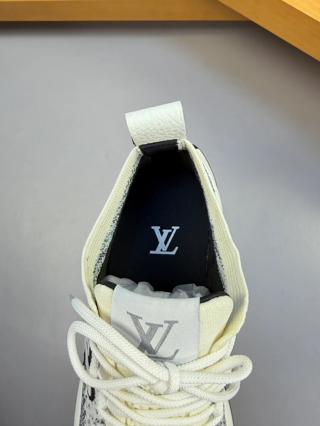 Men's Sneakers LOUIS VUITTON 18142541