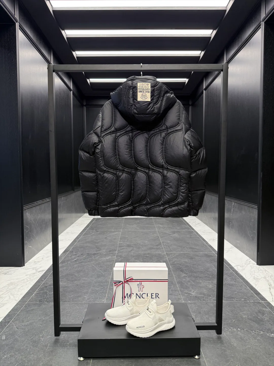 Women's Jackets And Down Jackets MONCLER 18007707