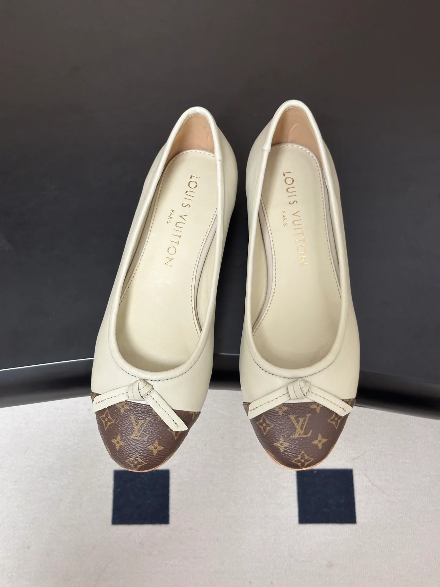 Women's Ballet Flats LOUIS VUITTON 18049404