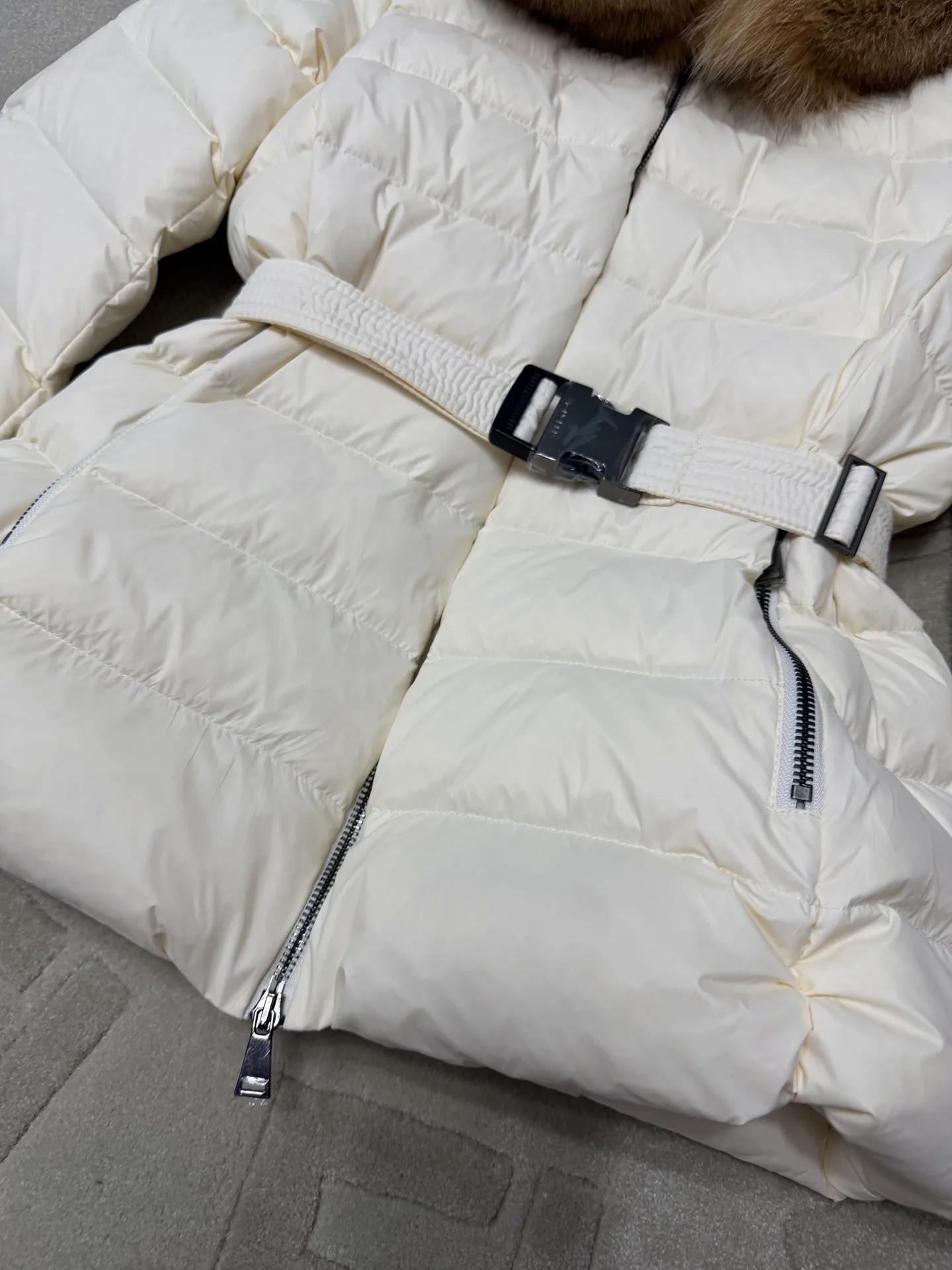 Women's Jackets And Down Jackets MONCLER 17829902
