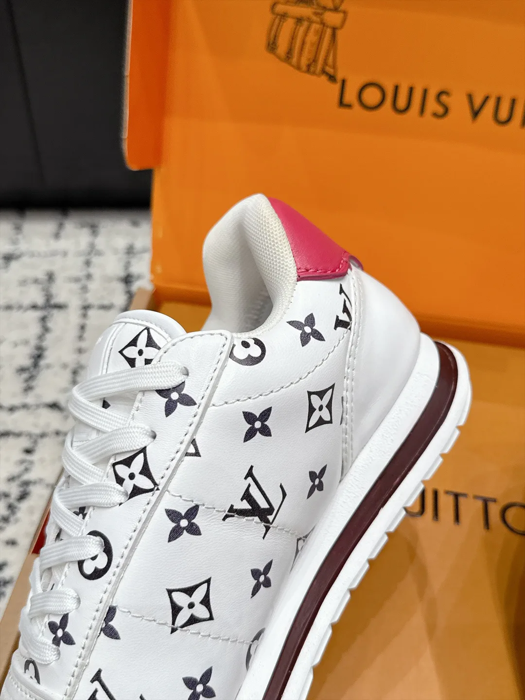 Women's Sneakers LOUIS VUITTON 18406474