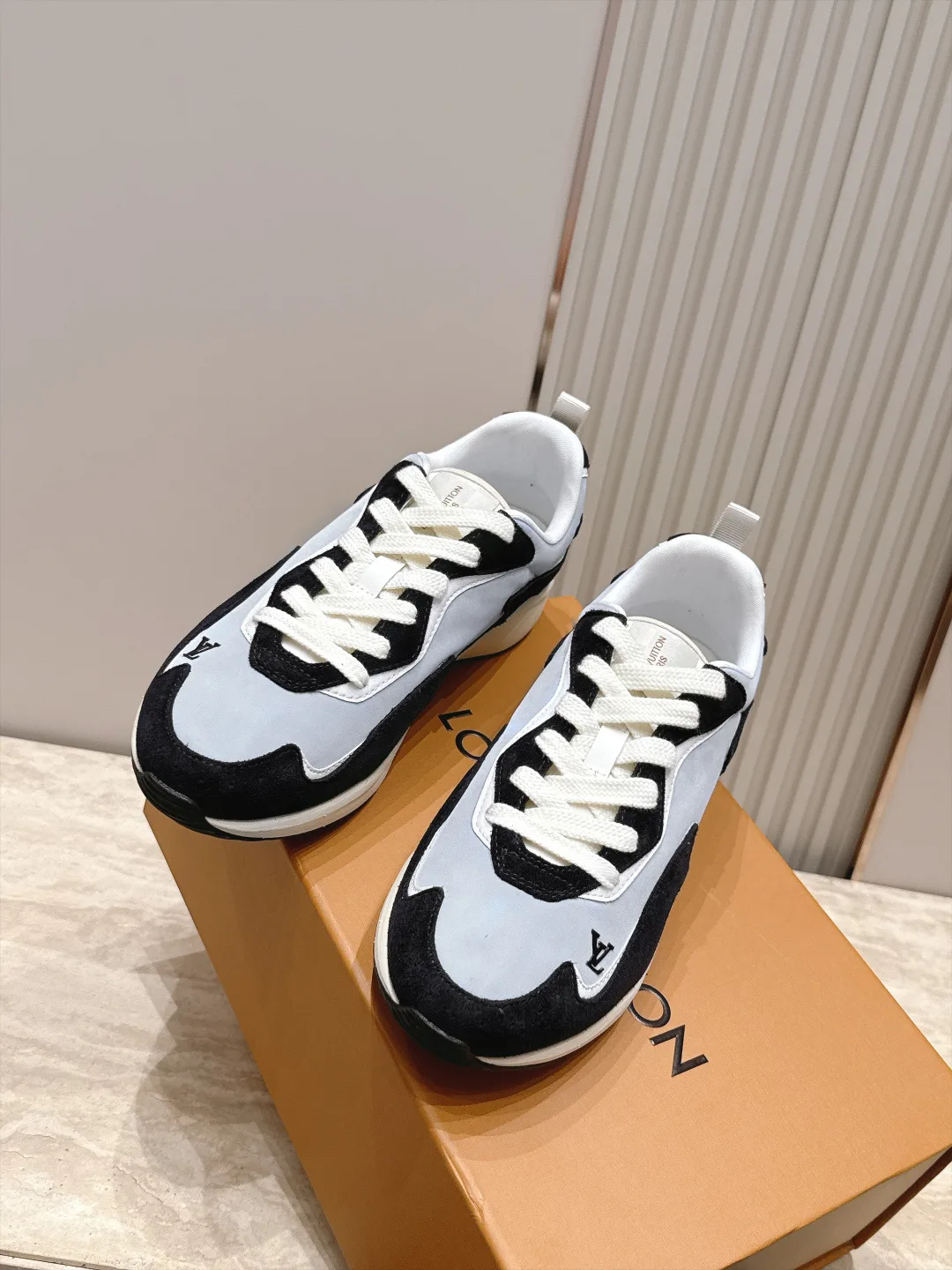 Men's Sneakers LOUIS VUITTON 17946645