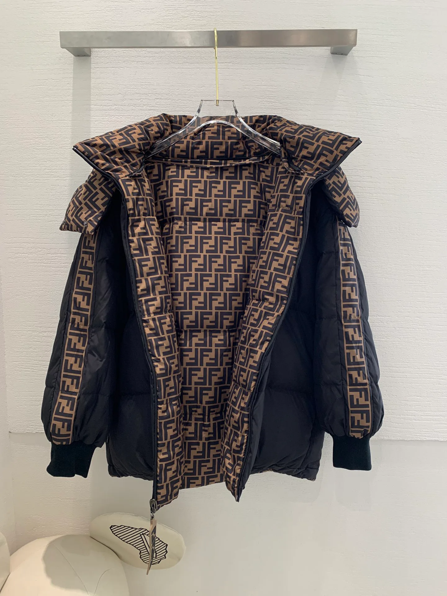 Куртки И Пуховики Женские Fendi 18585344