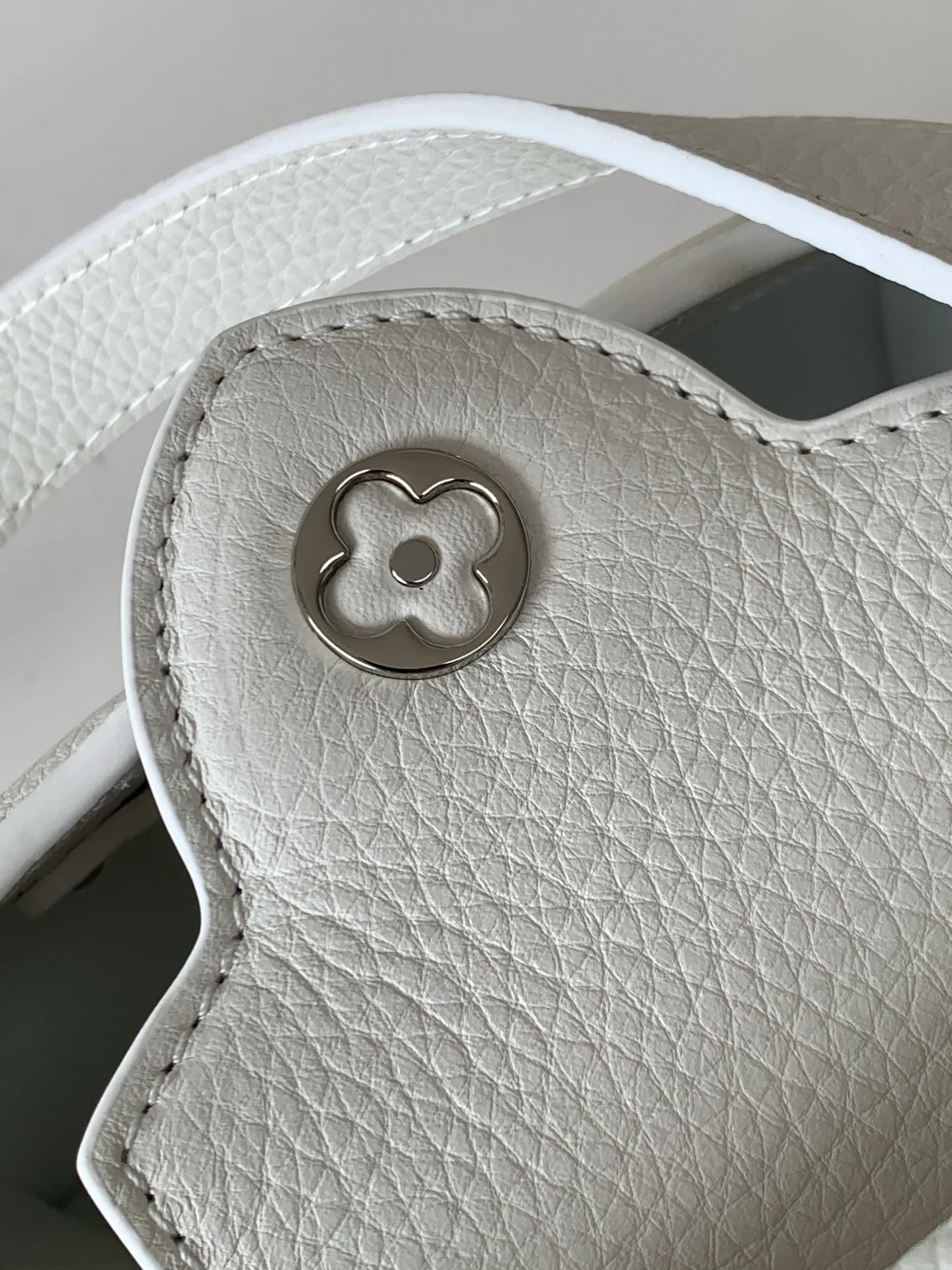 Women's Classic Handbags LOUIS VUITTON 17802978