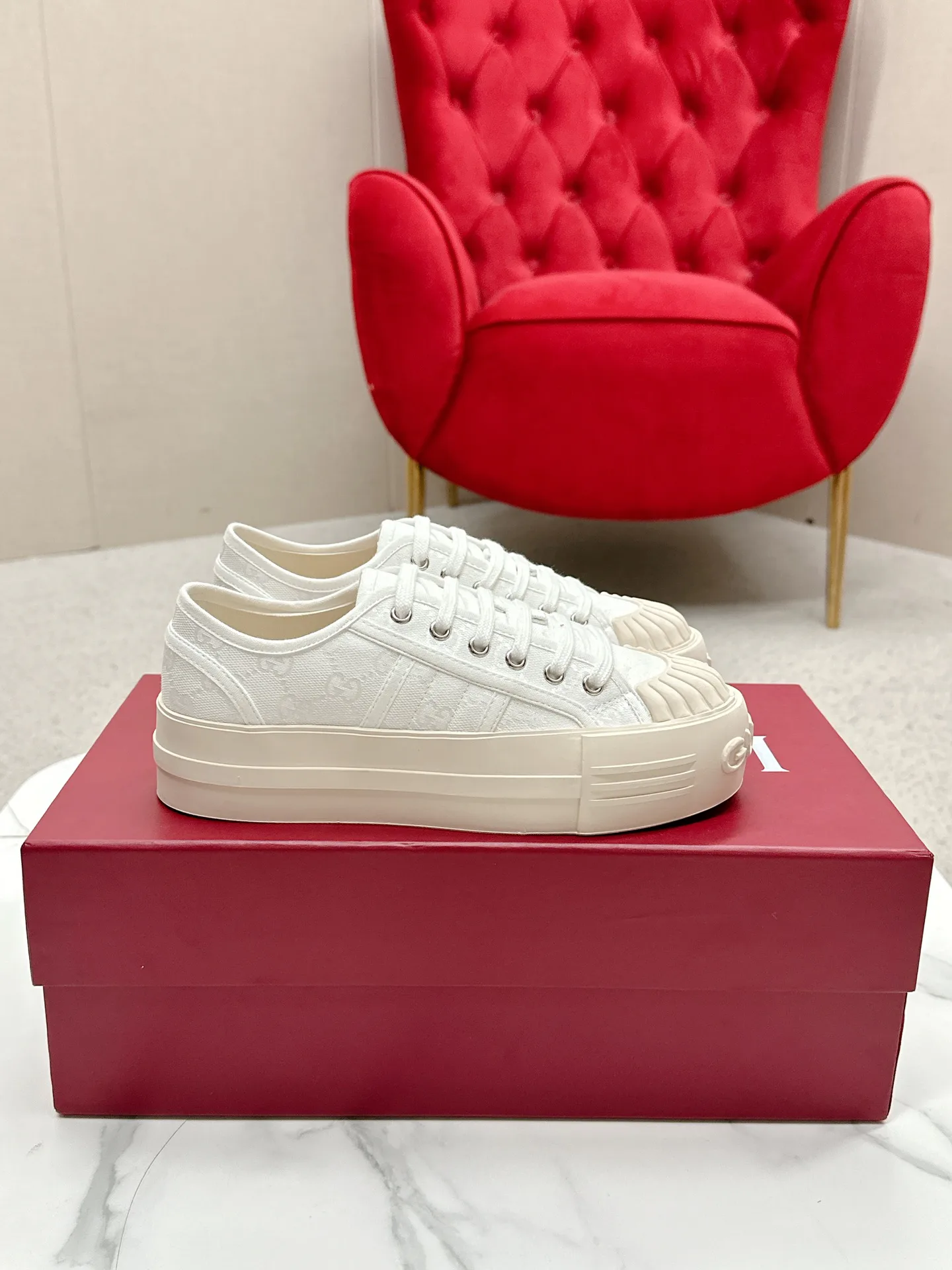 Women's Sneakers GUCCI 17746024