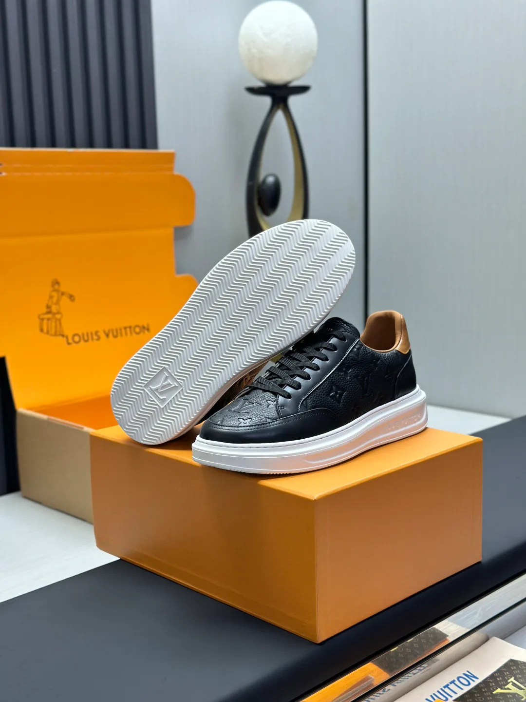 Men's Sneakers LOUIS VUITTON 18555435