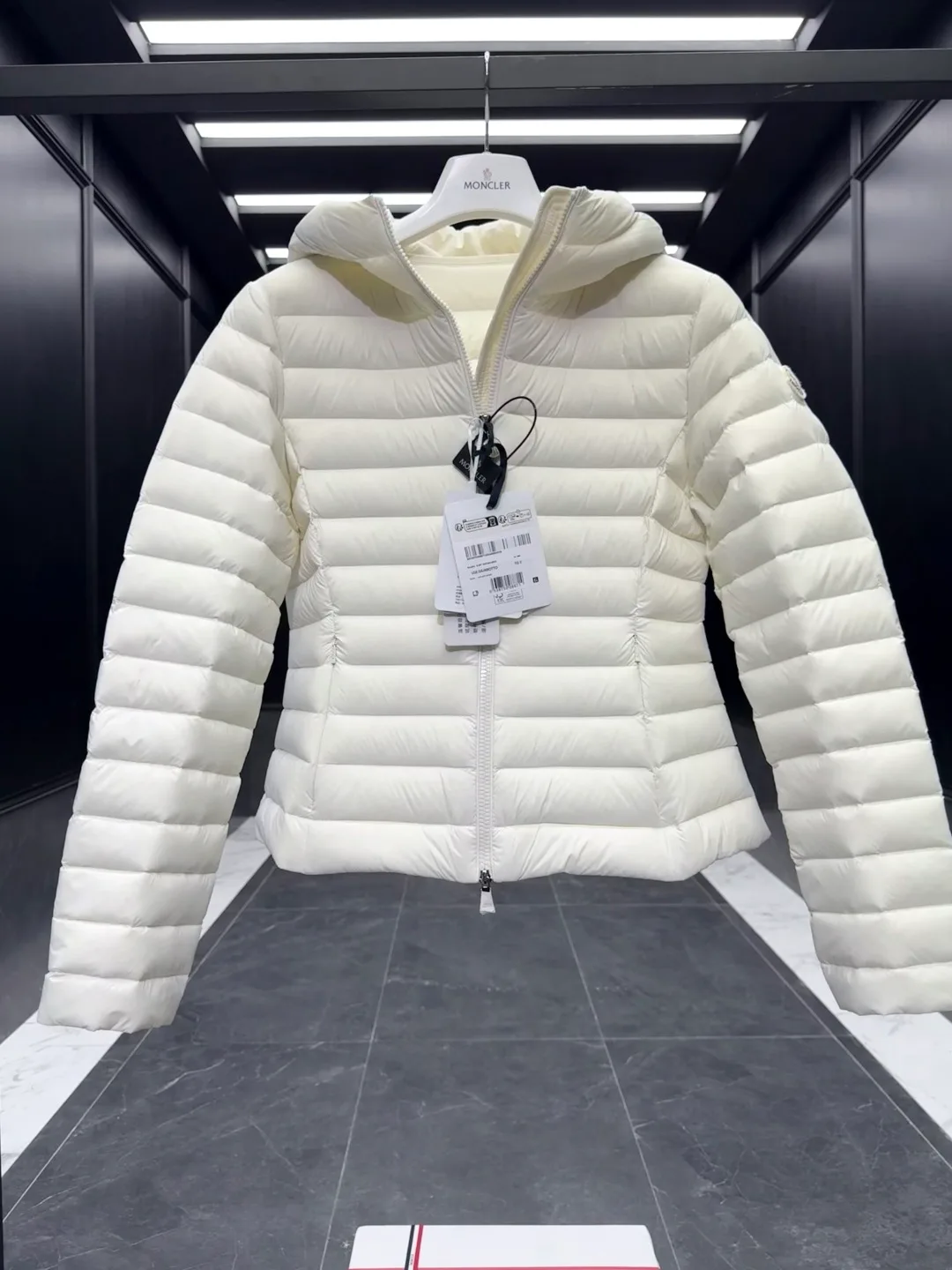 Women's Jackets And Down Jackets MONCLER 18129793