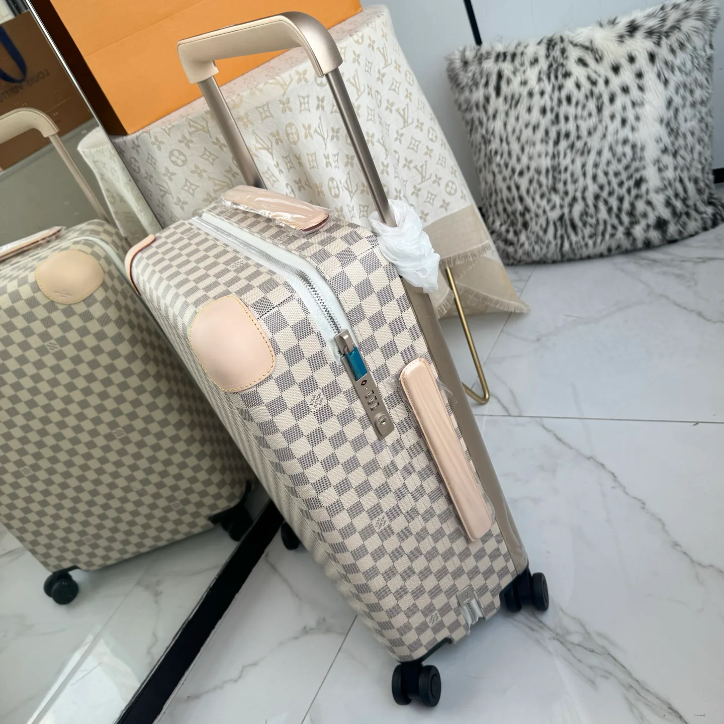 Suitcases LOUIS VUITTON 17675229