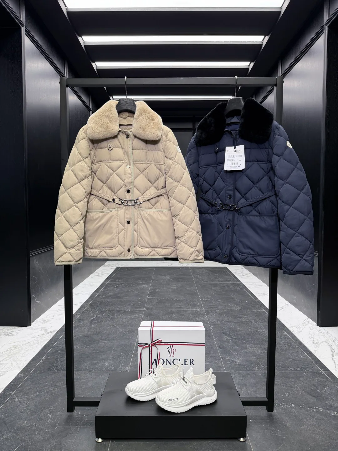 Women's Jackets And Down Jackets MONCLER 18111368