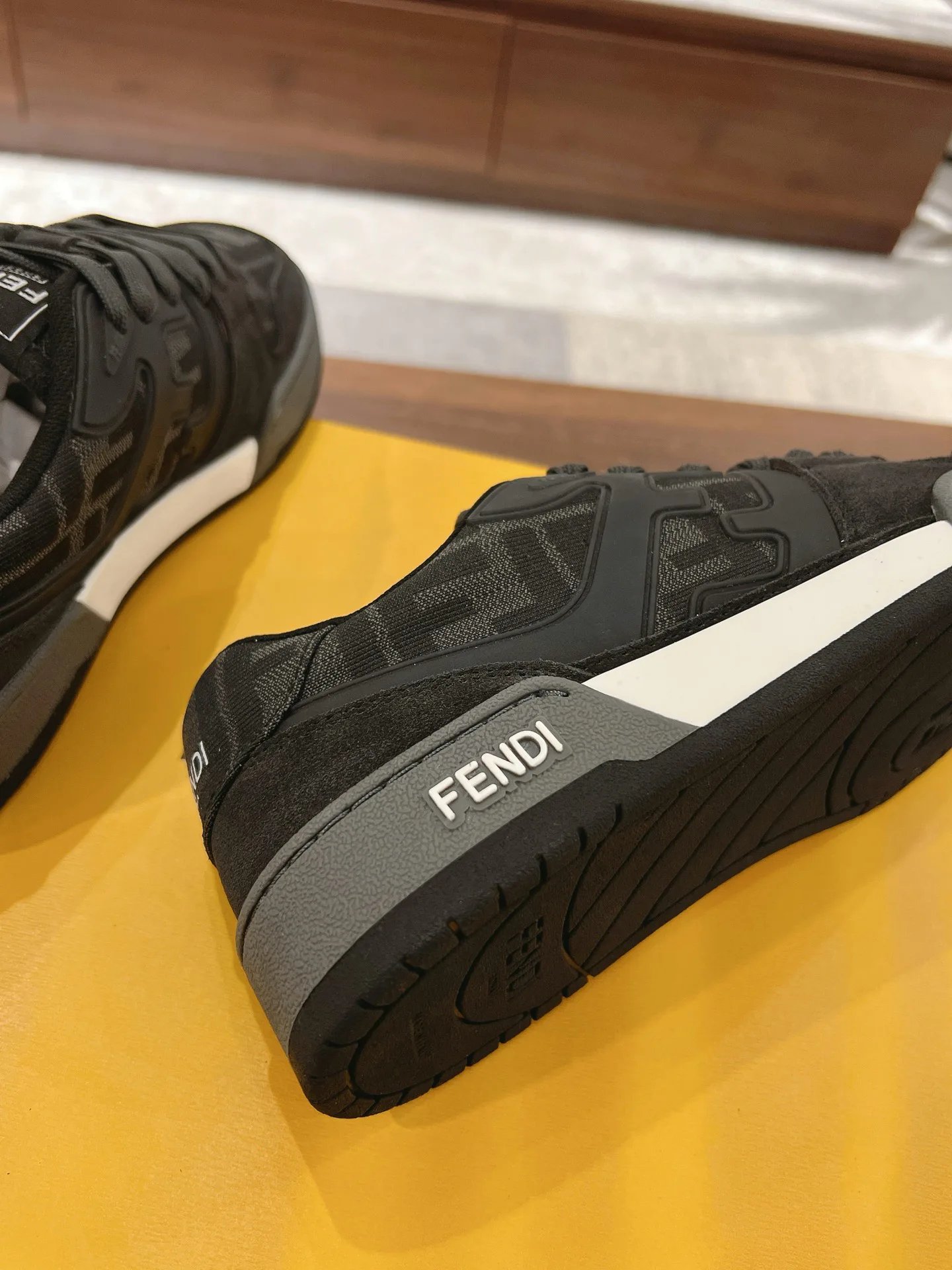 Women's Sneakers FENDI 18219608