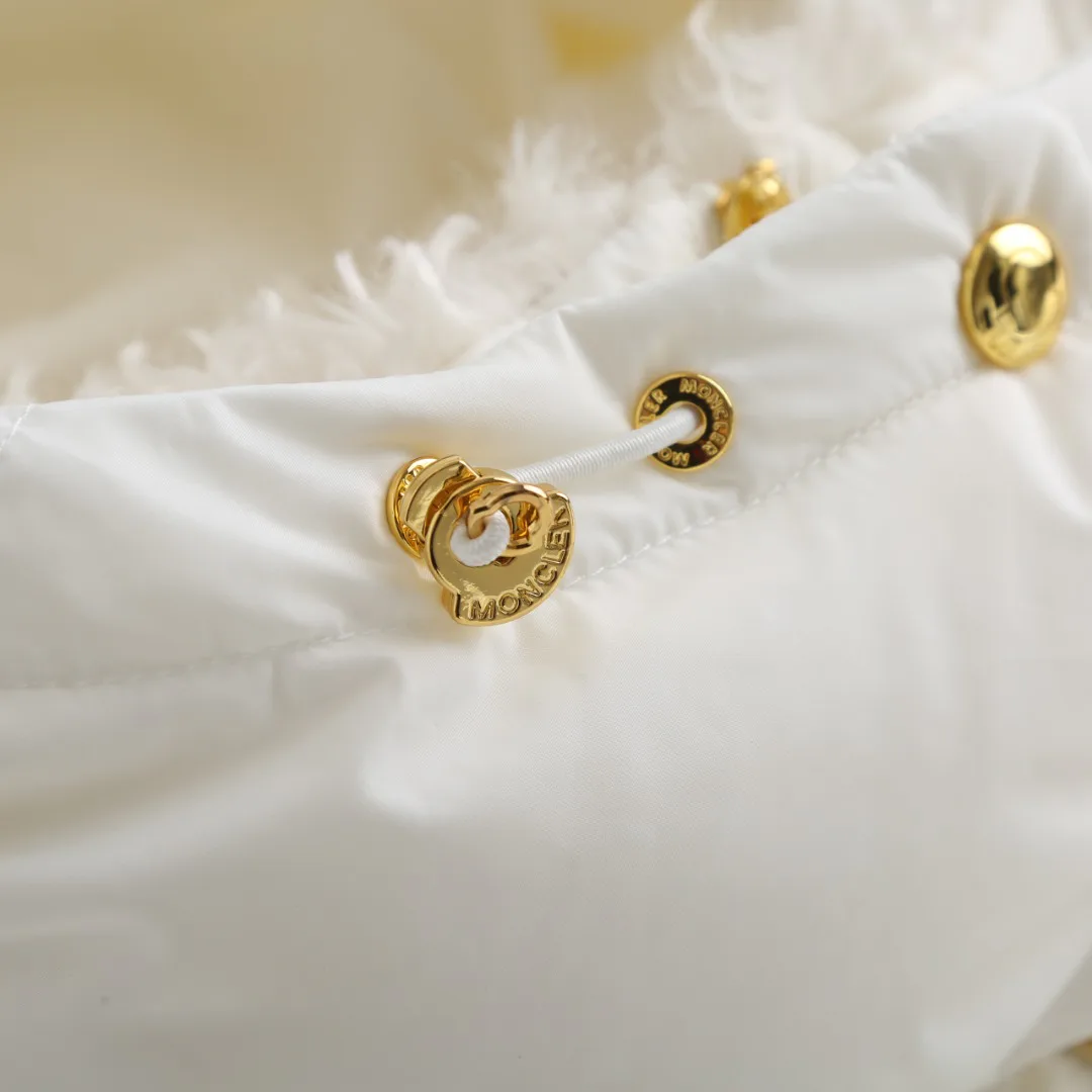 Women's Jackets And Down Jackets MONCLER 17883640