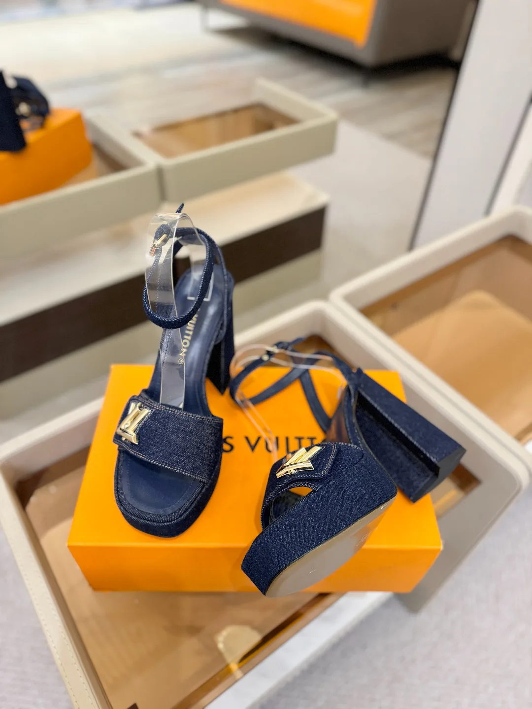 Women's Open-Toe Sandals LOUIS VUITTON 17946845