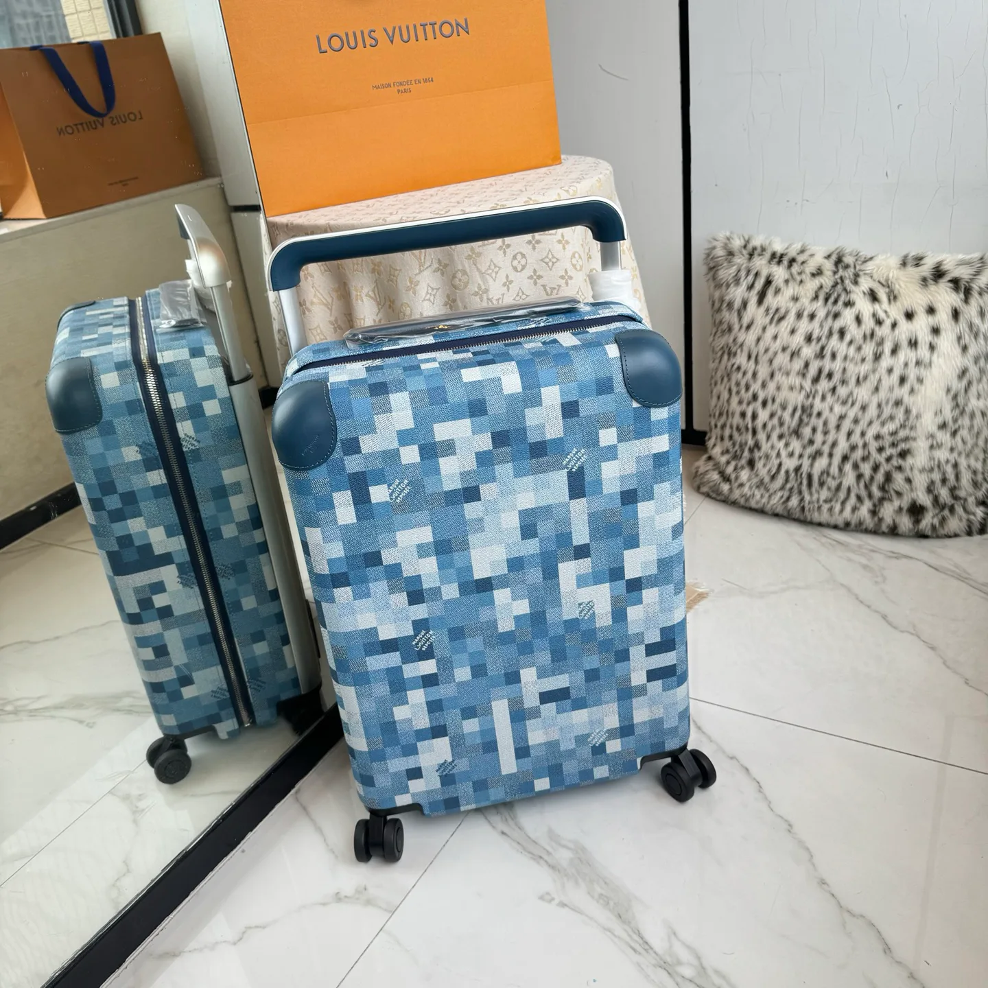 Suitcases LOUIS VUITTON 17801472