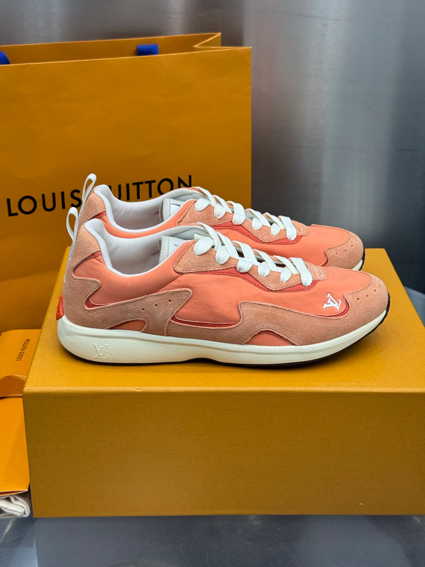 Men's Sneakers LOUIS VUITTON 18202639
