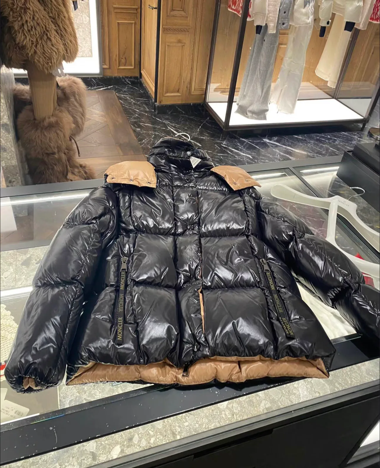 Women's Jackets And Down Jackets MONCLER 18443644
