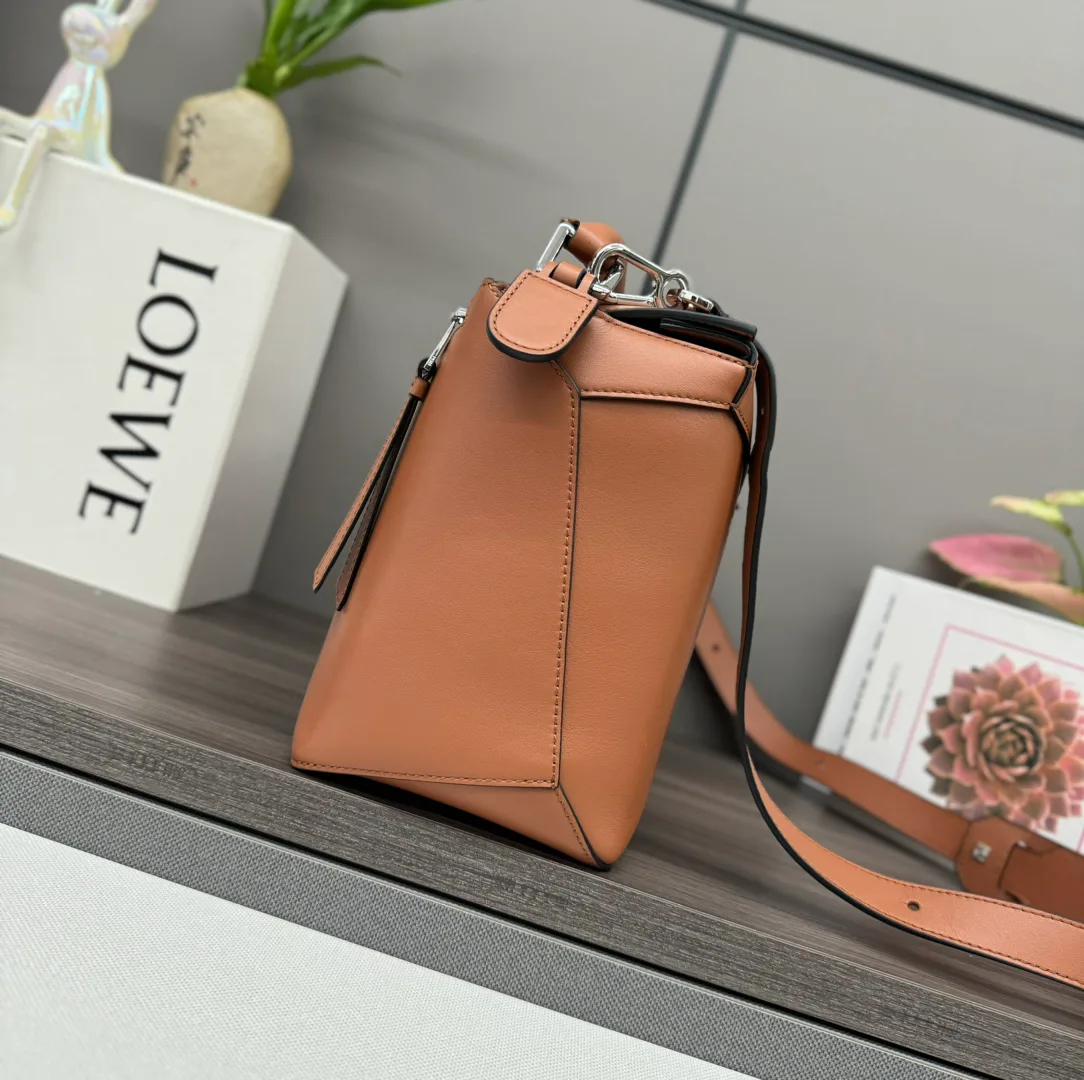 Women's Classic Handbags LOEWE 18030373