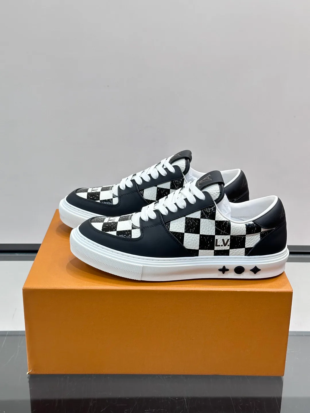 Men's Sneakers LOUIS VUITTON 17811176