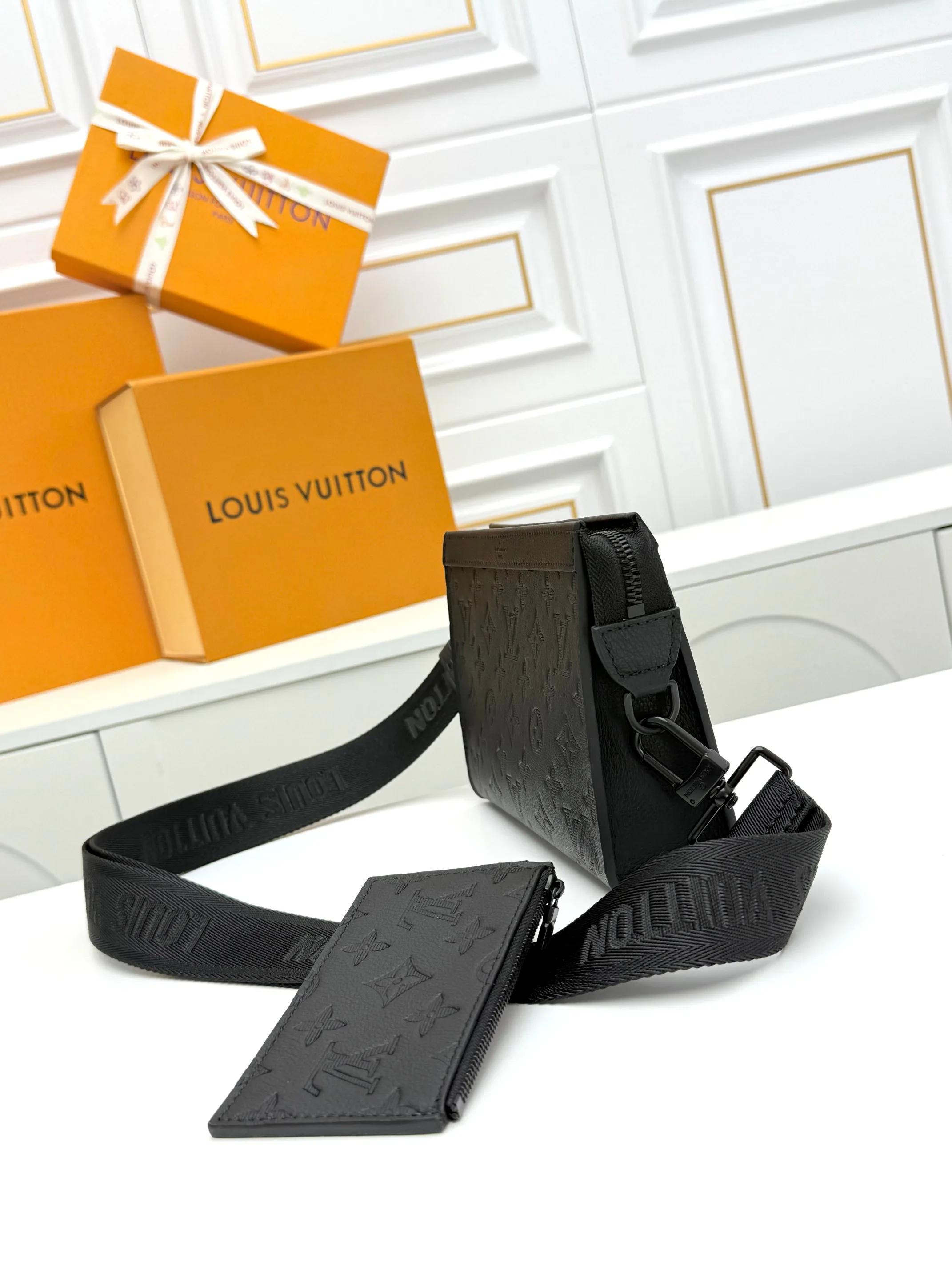 Women's Shoulder Bags LOUIS VUITTON 17802502