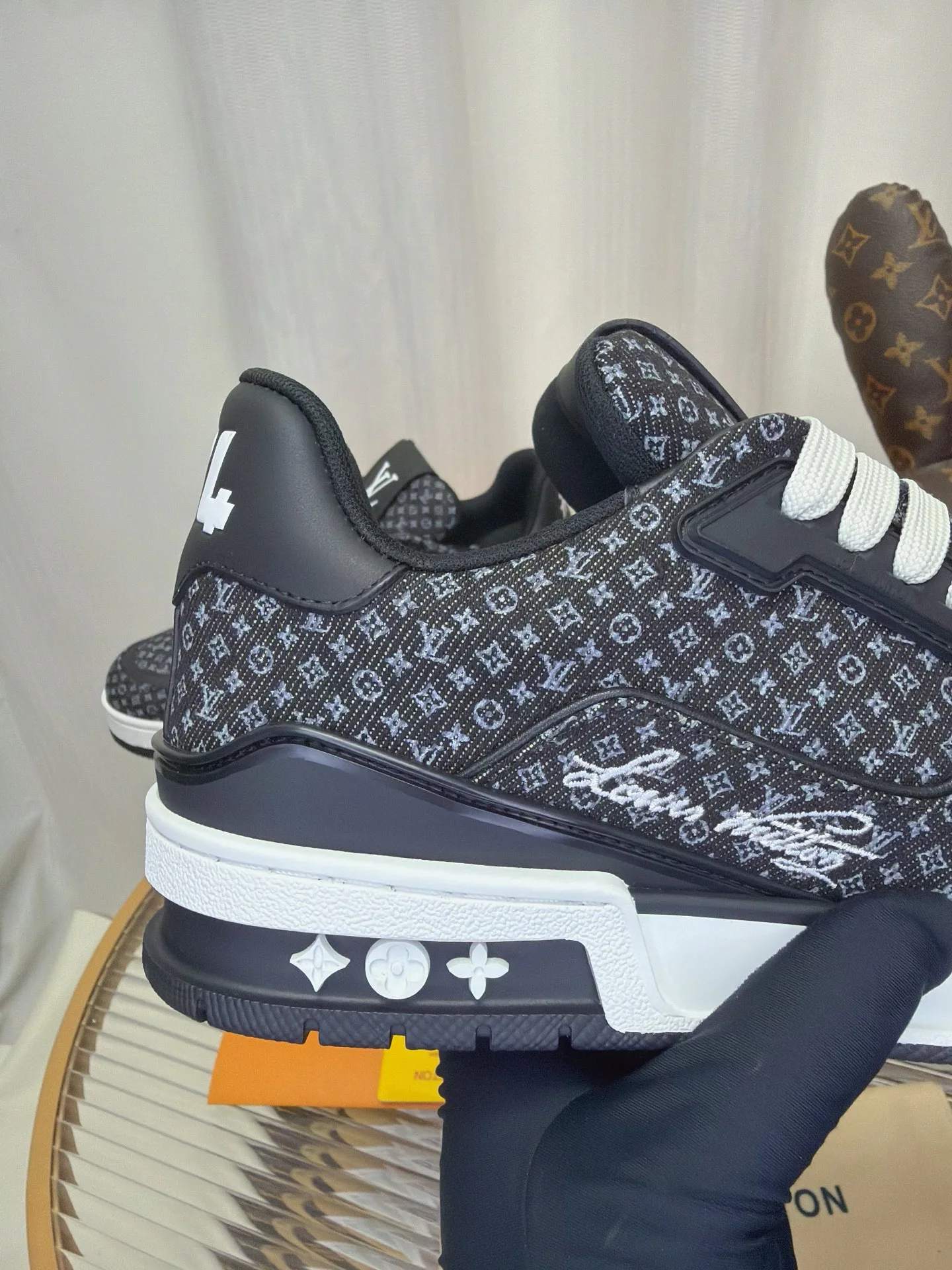 Women's Sneakers LOUIS VUITTON 18234386