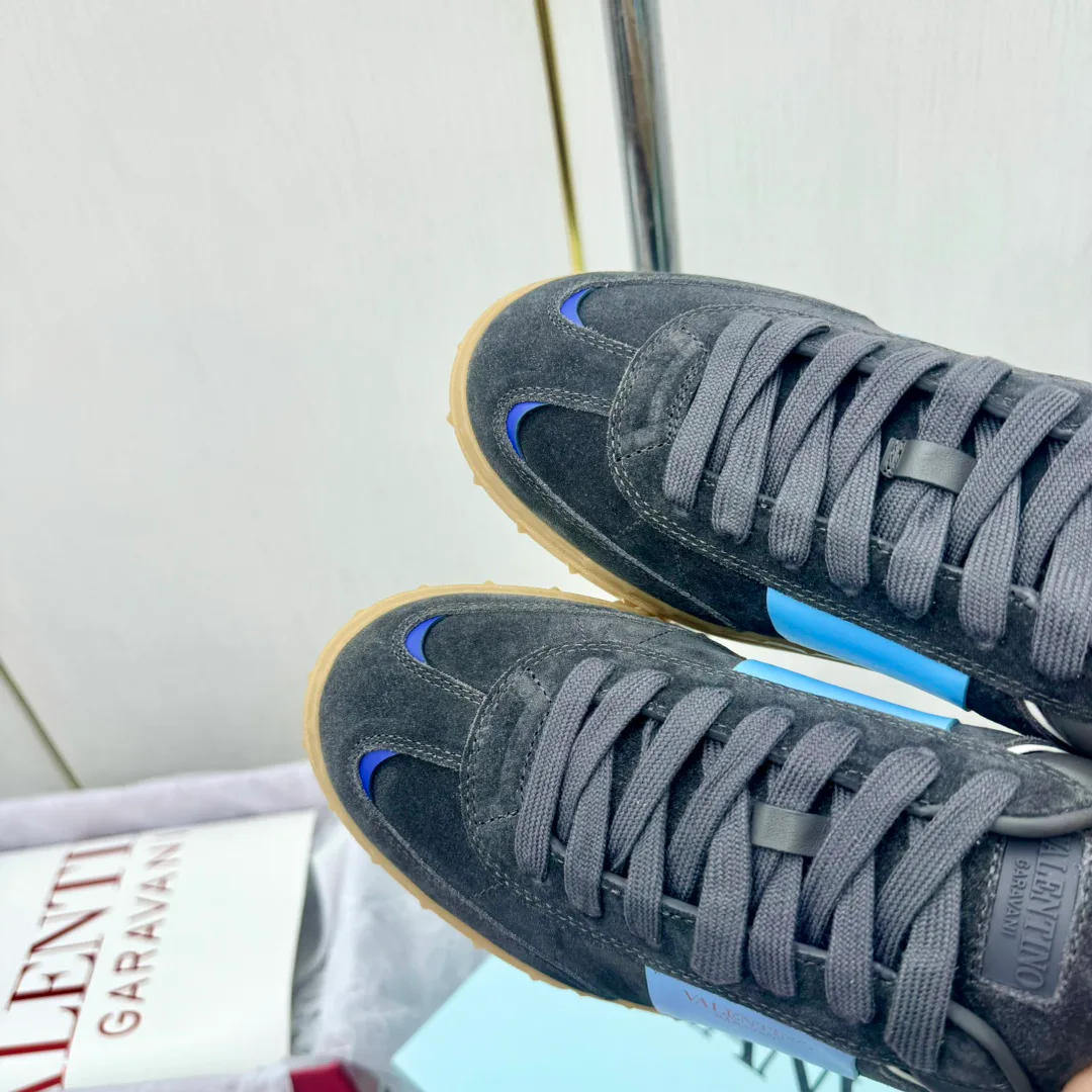 Women's Sneakers VALENTINO 17904310