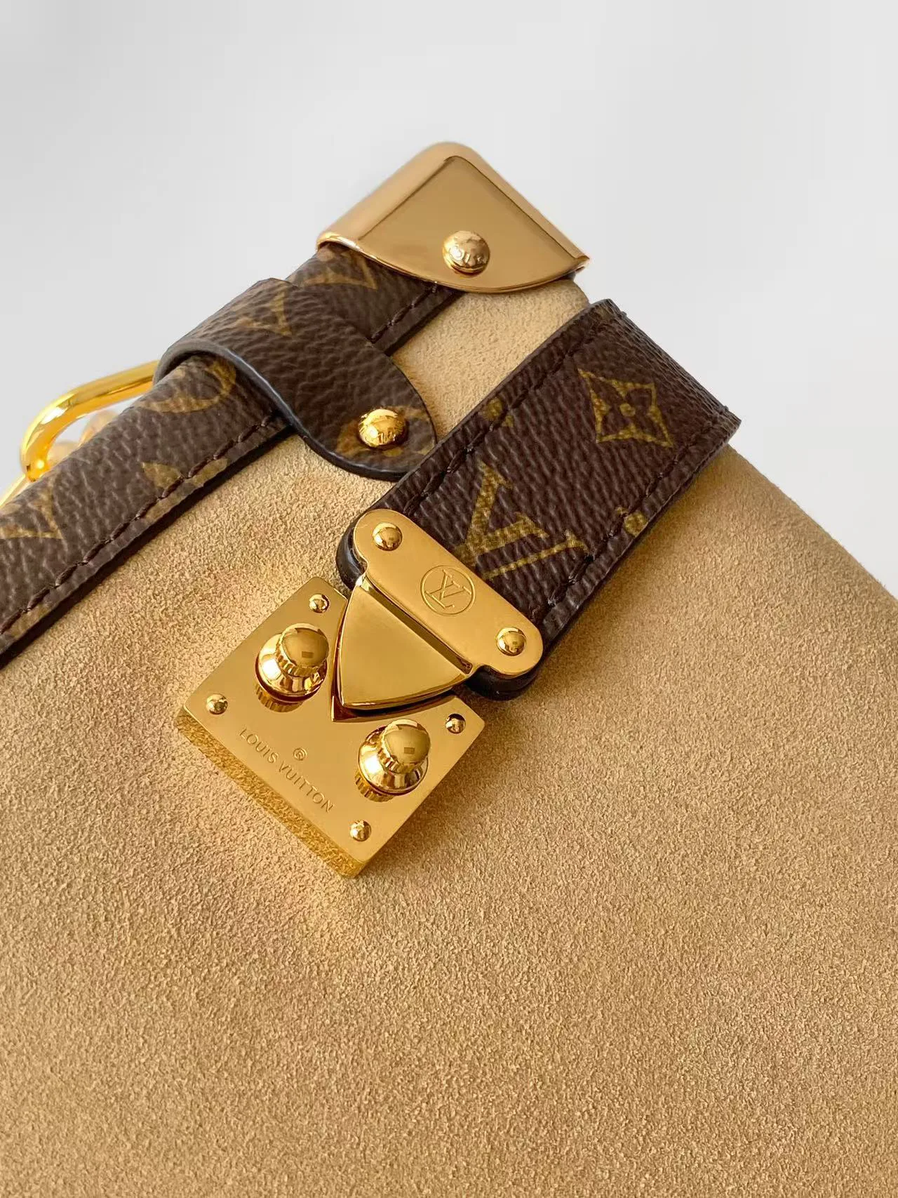 Women's Classic Handbags LOUIS VUITTON 17904121