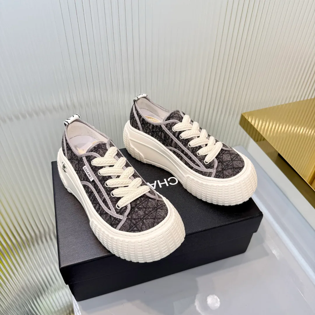 Women's Sneakers CHANEL 18366988