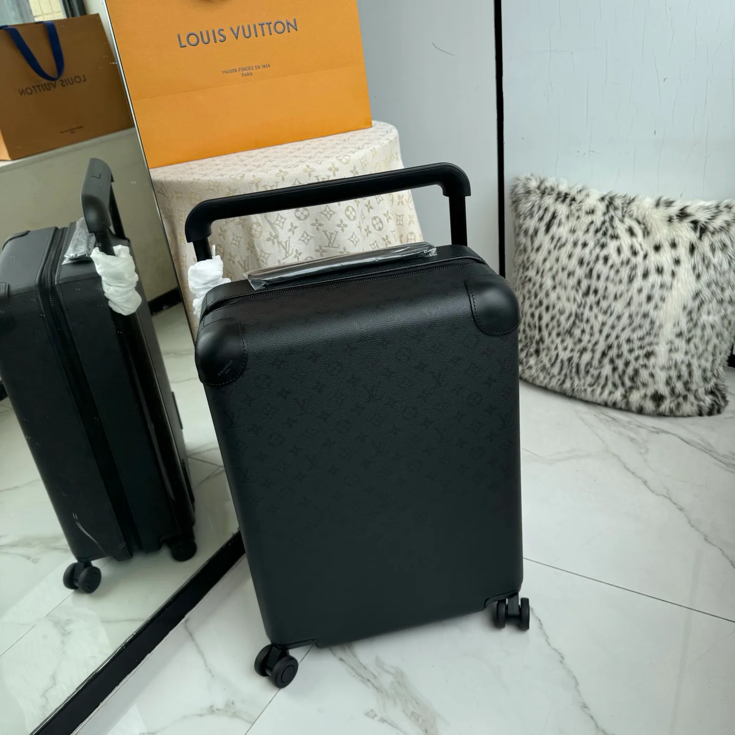 Suitcases LOUIS VUITTON 17801471