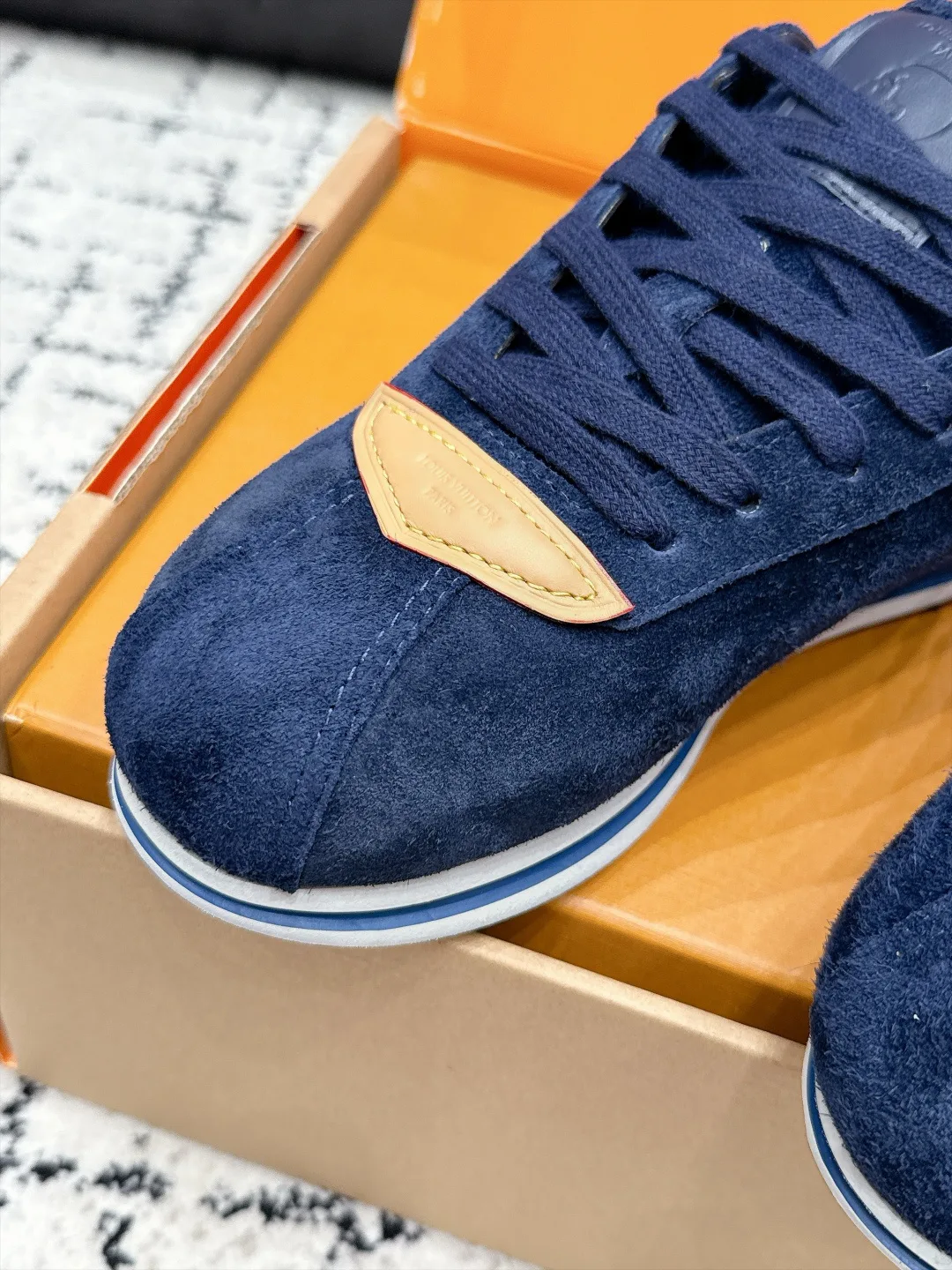 Women's Sneakers LOUIS VUITTON 18406467