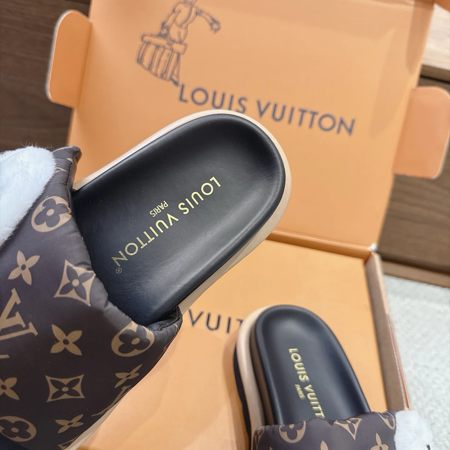 Women's Flip-Flops LOUIS VUITTON 18025805