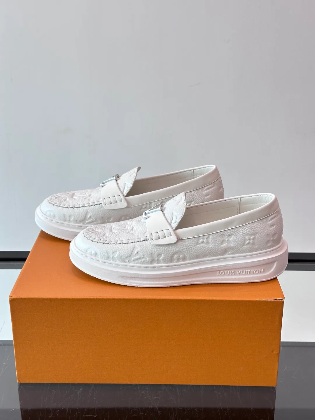 Men's Loafers And Dress Shoes LOUIS VUITTON 18400588