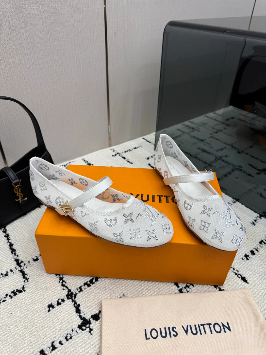 Women's Ballet Flats LOUIS VUITTON 17947012