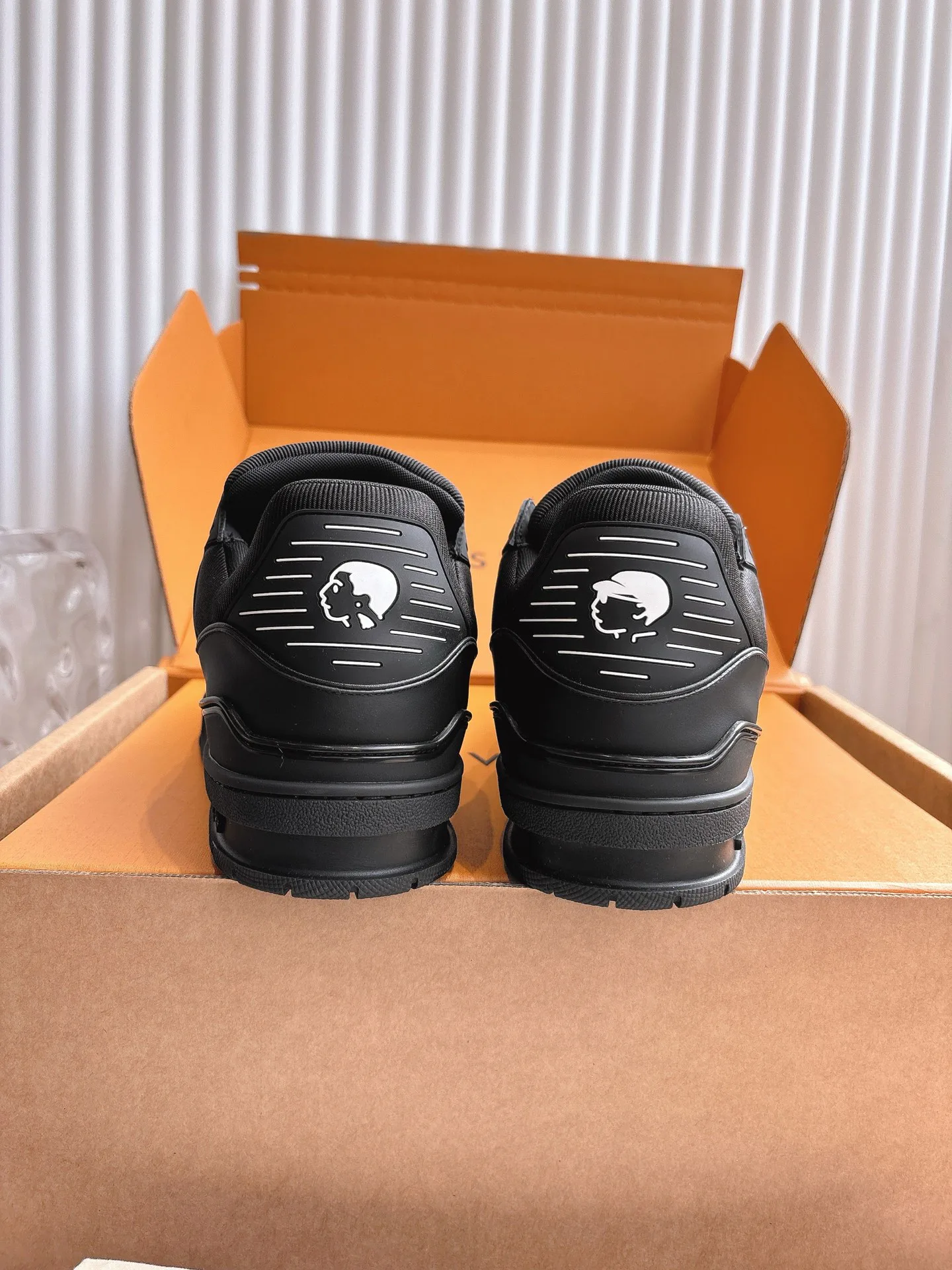 Women's Sneakers LOUIS VUITTON 18324746