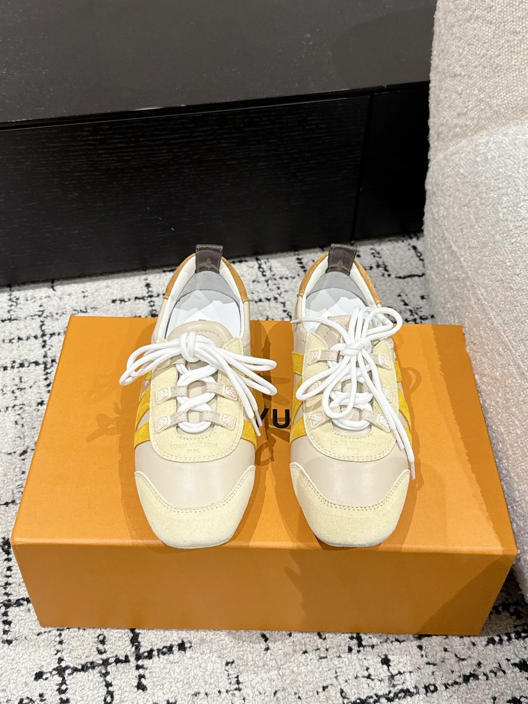 Women's Sneakers LOUIS VUITTON 18409754