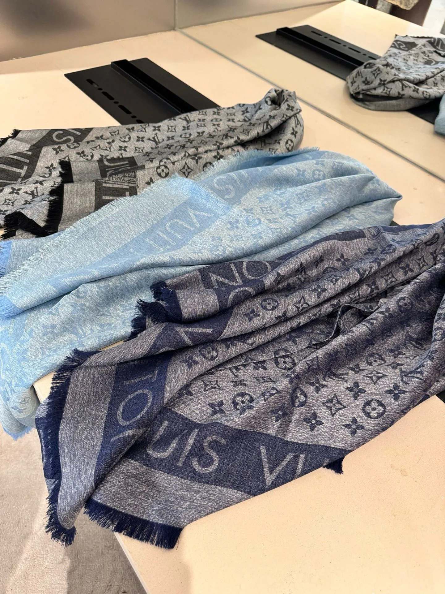 Scarves LOUIS VUITTON 17837996