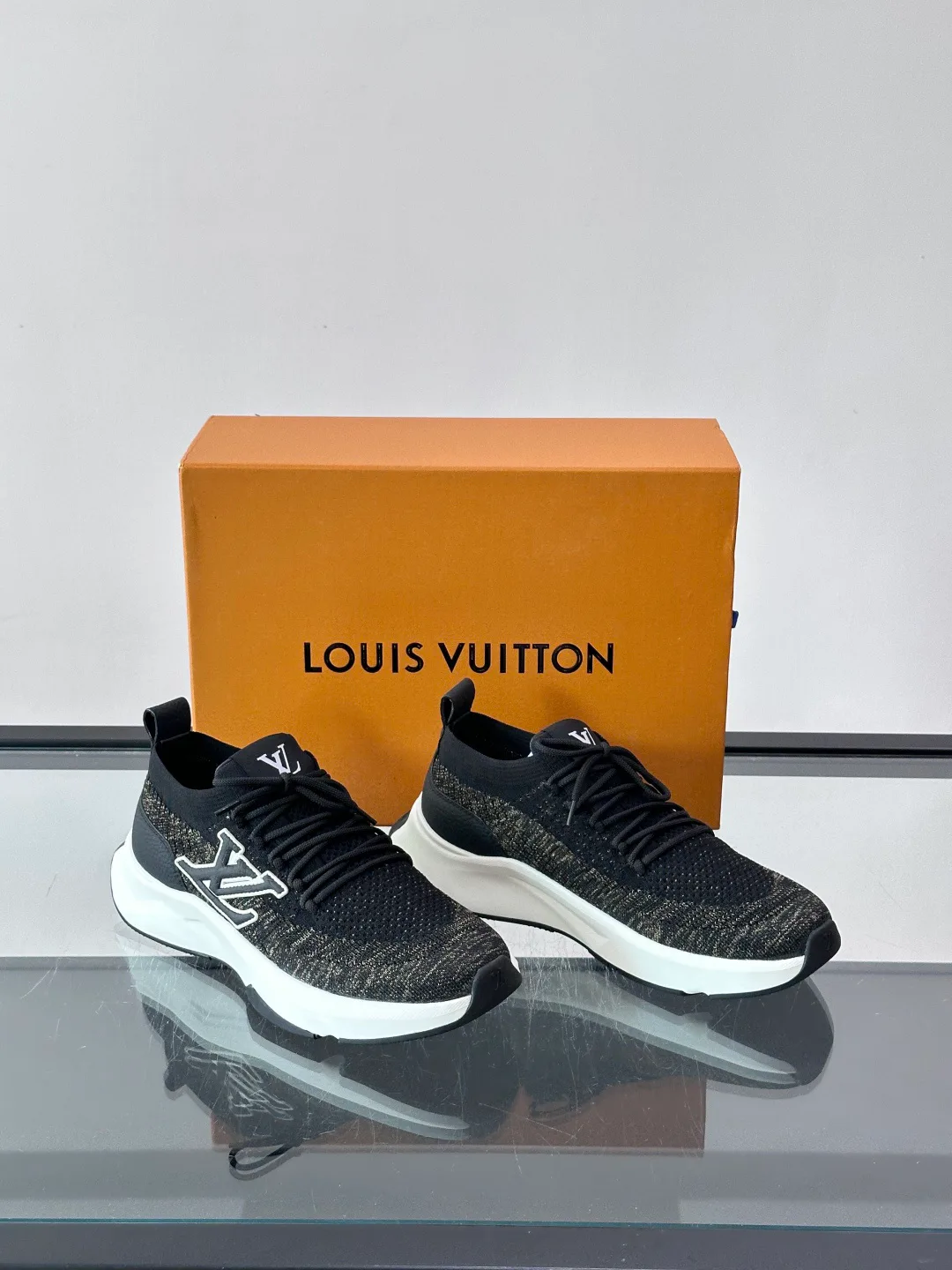 Men's Sneakers LOUIS VUITTON 18102384
