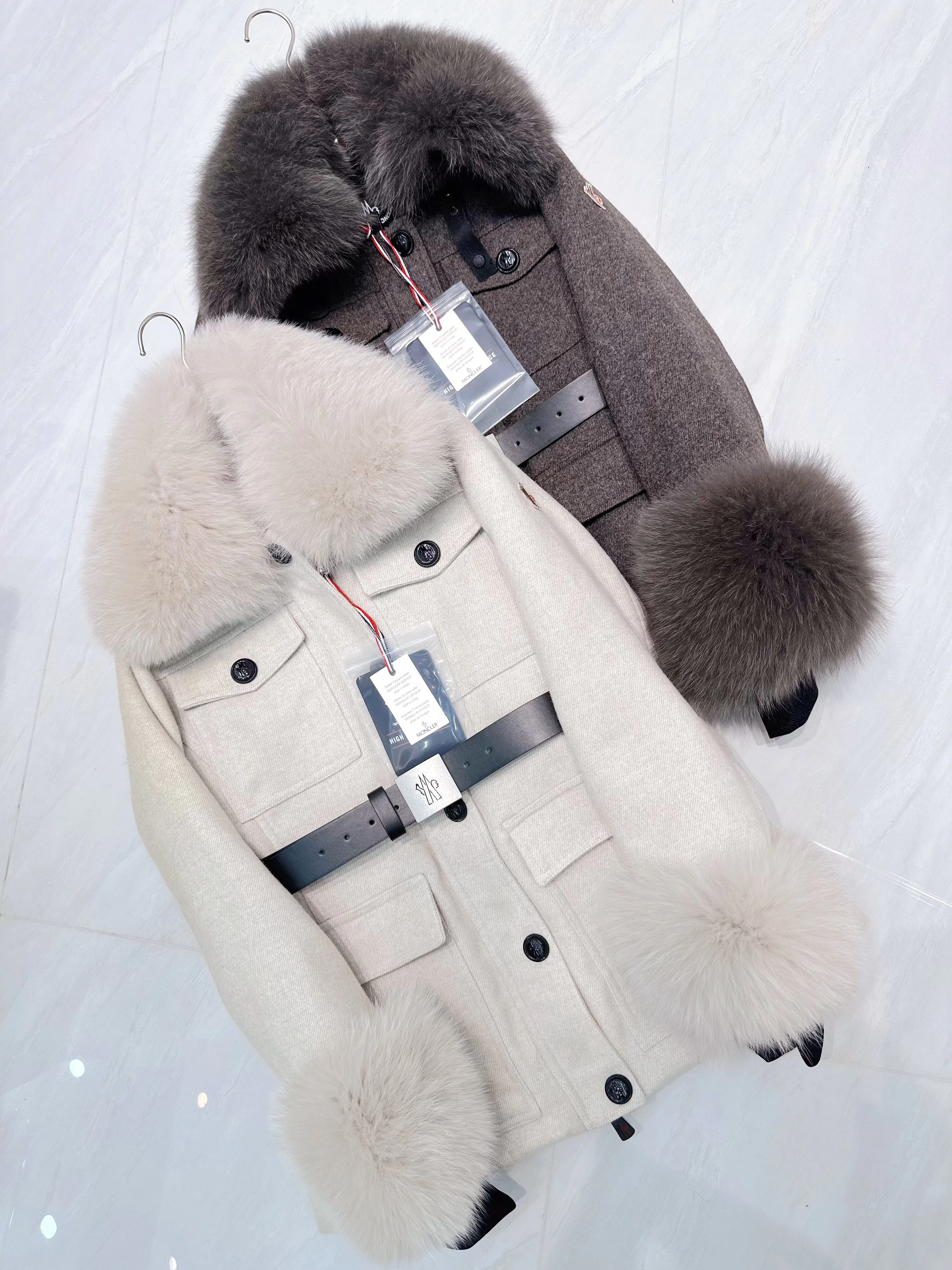 Women's Jackets And Down Jackets MONCLER 18298072