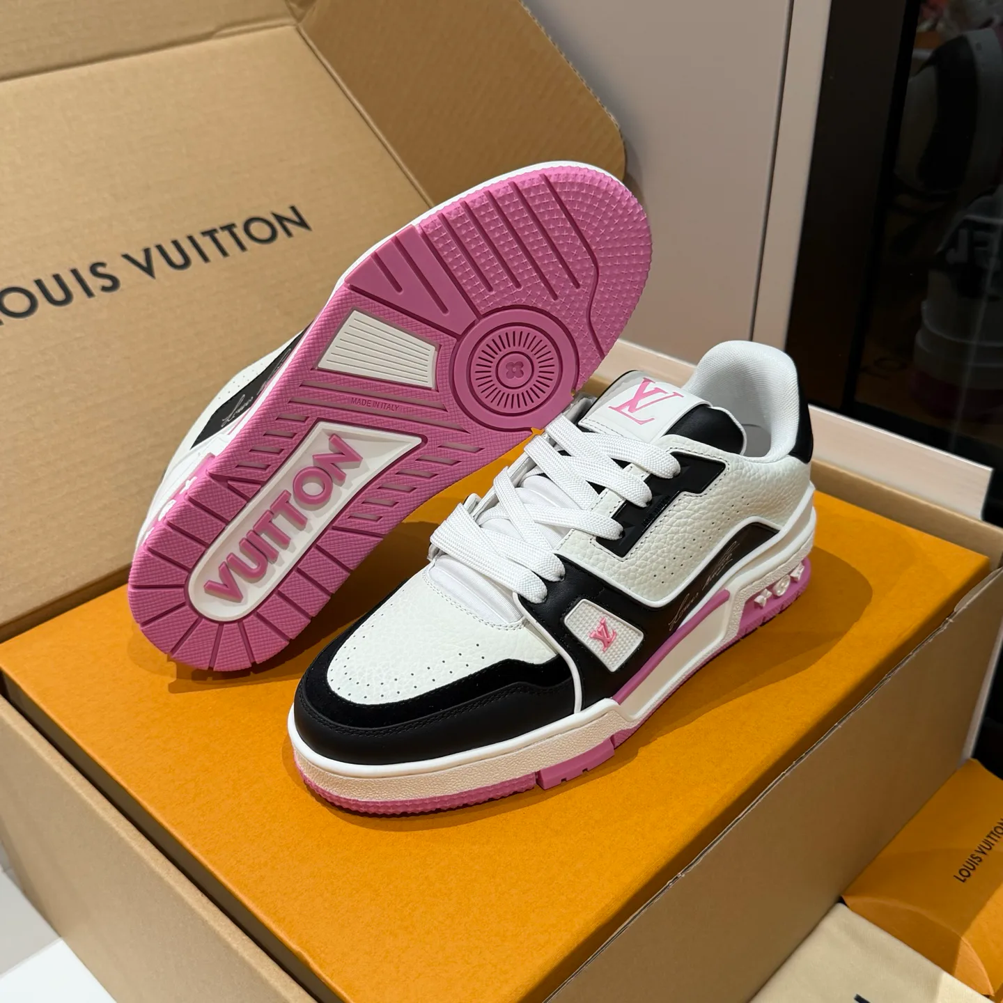 Women's Sneakers LOUIS VUITTON 18121557