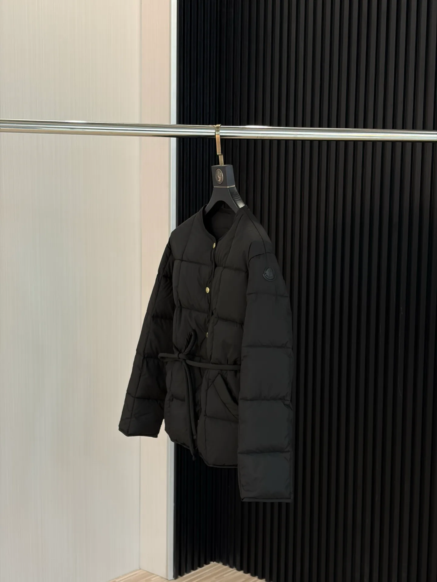 Women's Jackets And Down Jackets MONCLER 18537976